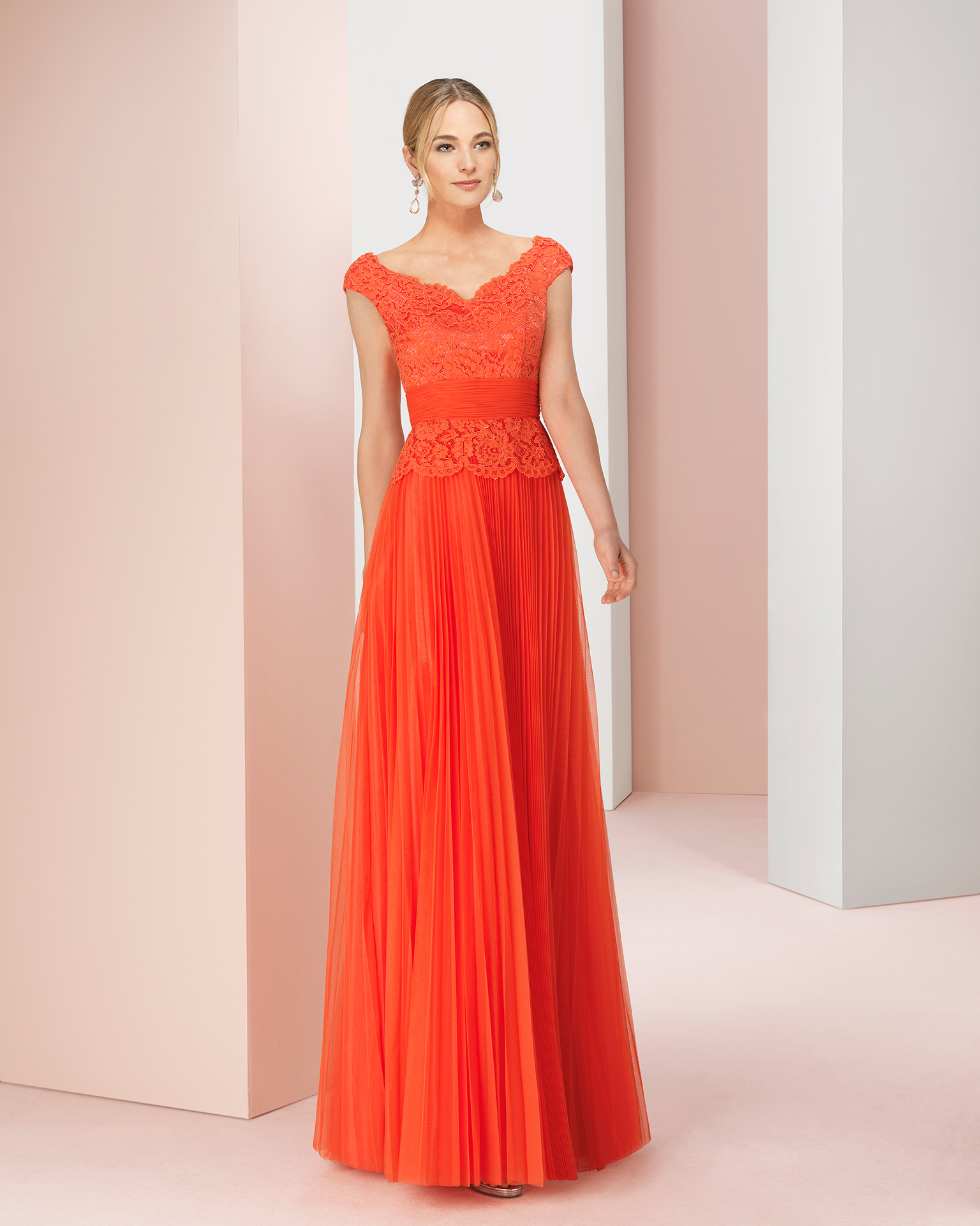 Vestido de fiesta largo de encaje y tul. Disponible en color coral,rojo,verde y cobalto. Colección COUTURE CLUB 2018.
