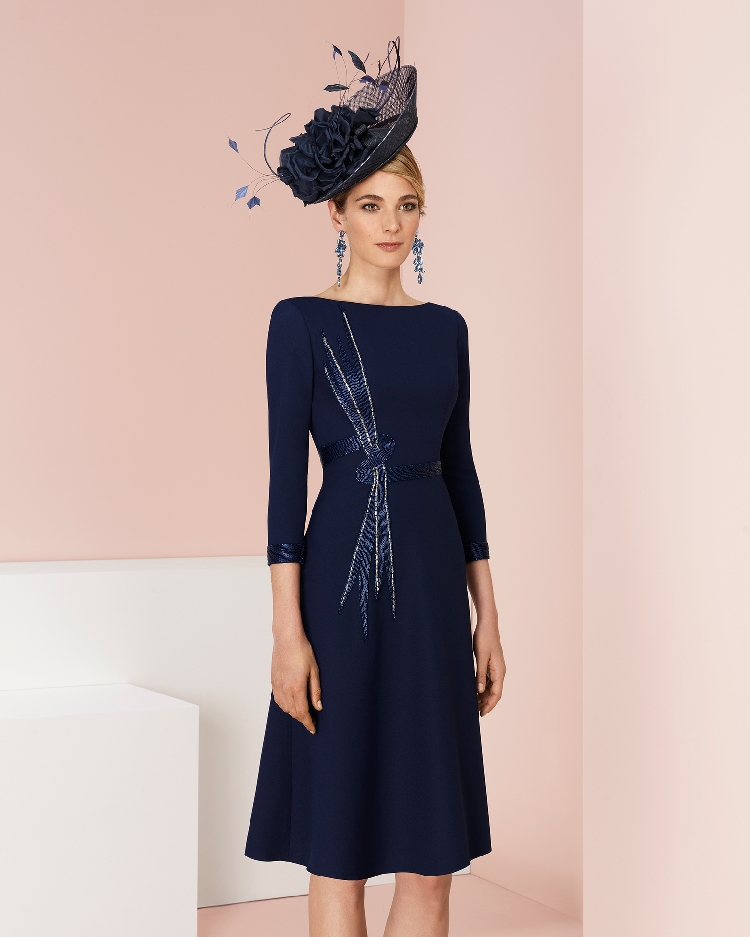 Vestido de fiesta largo de crepe y manga larga, con aplicaciones de pedrería. Disponible en colores fucsia, marino y beige. Colección COUTURE CLUB 2018.