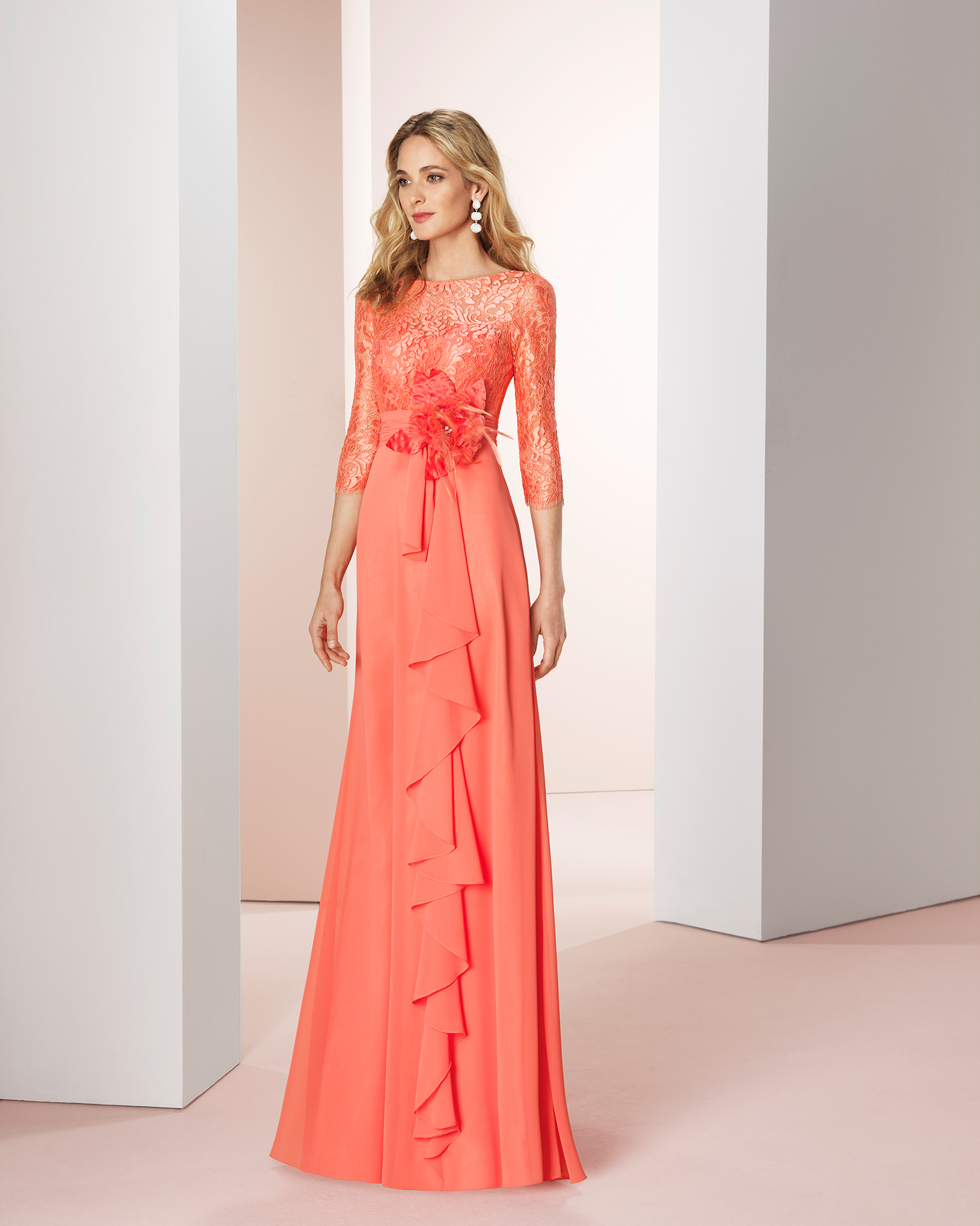 Vestido de fiesta largo de gasa con cuerpo de encaje, con flor y pedrería en la cintura. Disponible en colores coral, magenta, agua y cobalto. Colección COUTURE CLUB 2018.