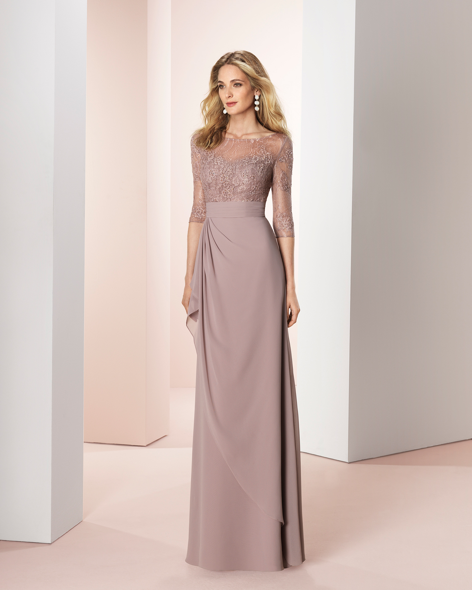 Vestido largo de fiesta en gasa con encaje y pedrería en el cuerpo. Disponible en colores visón, cobalto y agua. Colección COUTURE CLUB 2018.