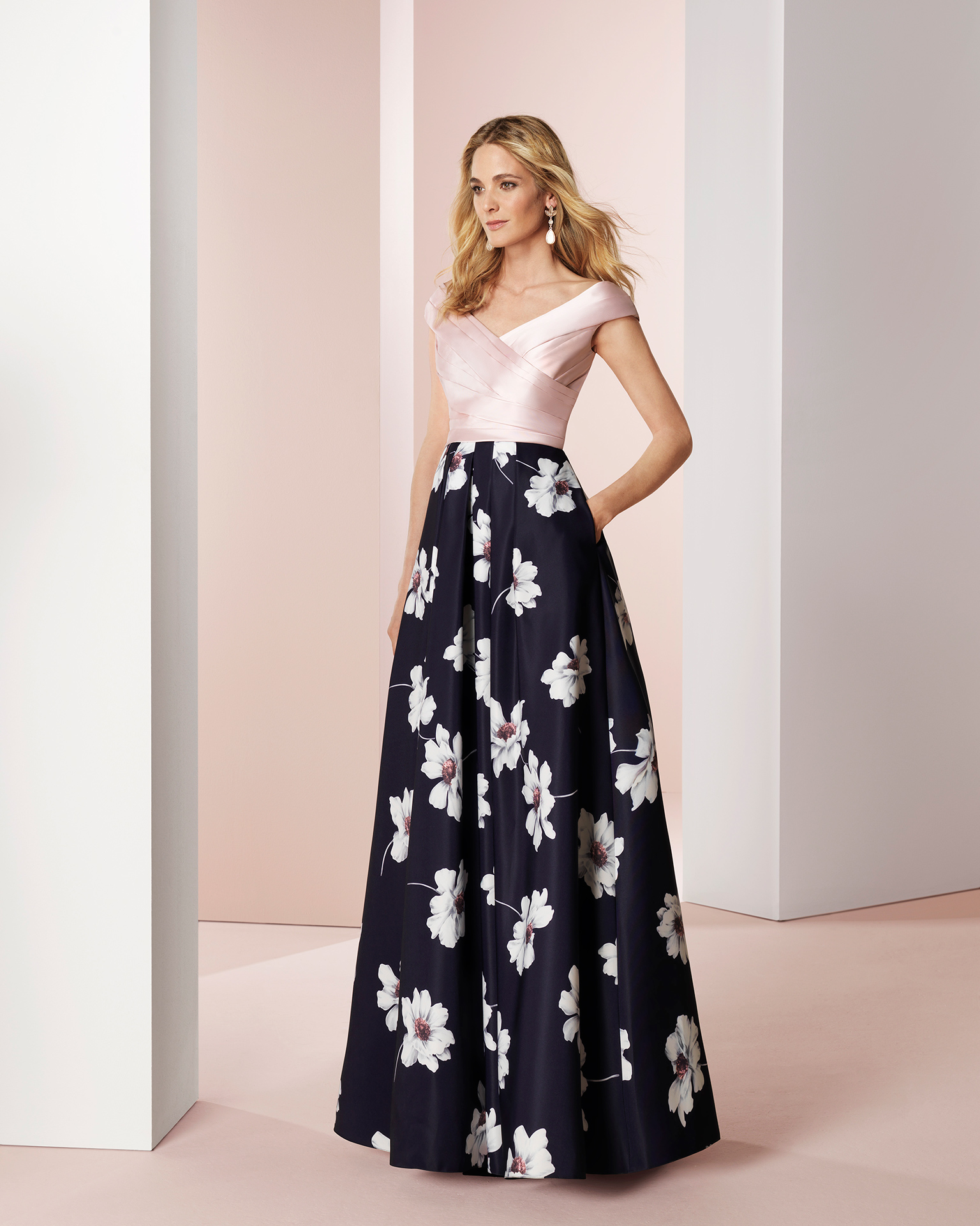 Vestido de fiesta largo de mikado con el cuerpo cruzado rosa y la falda larga estampada de flores blancas con fondo marino. Colección COUTURE CLUB 2018.