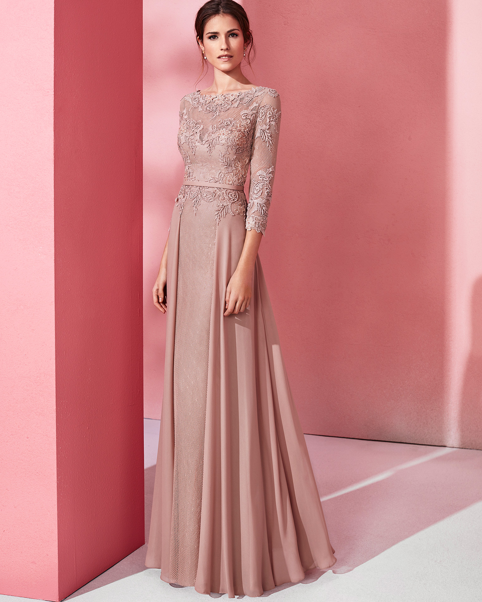 Long cocktail dress with three-quarter beaded lace and crepe Georgette sleeves. Available in pink, cobalt, beige and coral. 2018 MARFIL BARCELONA Collection.