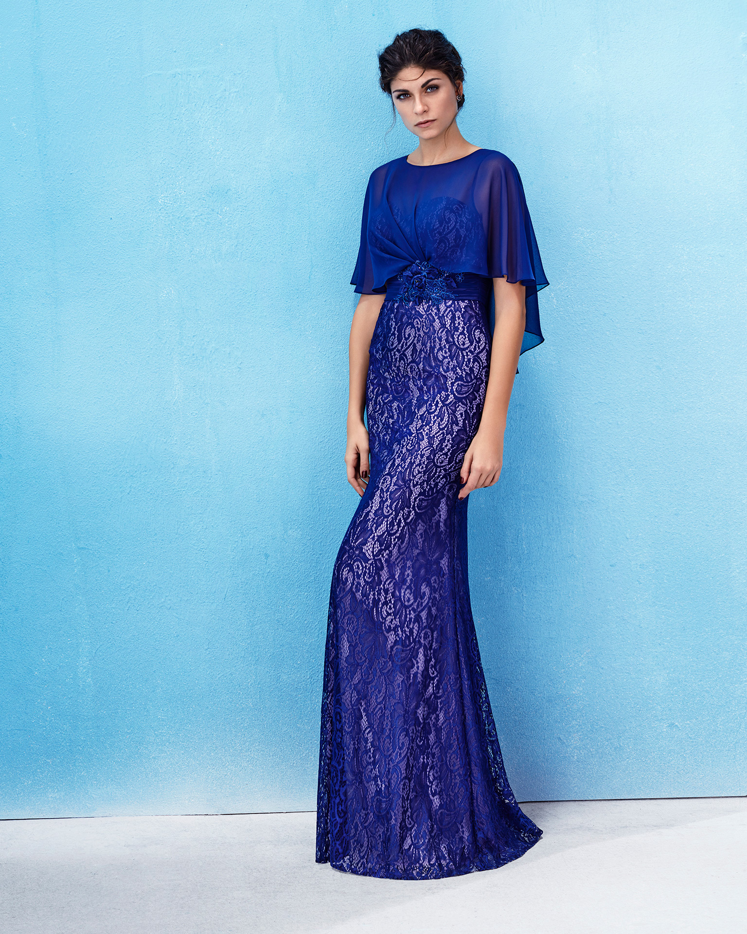 Abito da cerimonia lungo di pizzo, chiffon e strass. Disponibile in blu marino/rosa, blu cobalto/argento, talpa e fumo/carne Collezione MARFIL BARCELONA 2018.