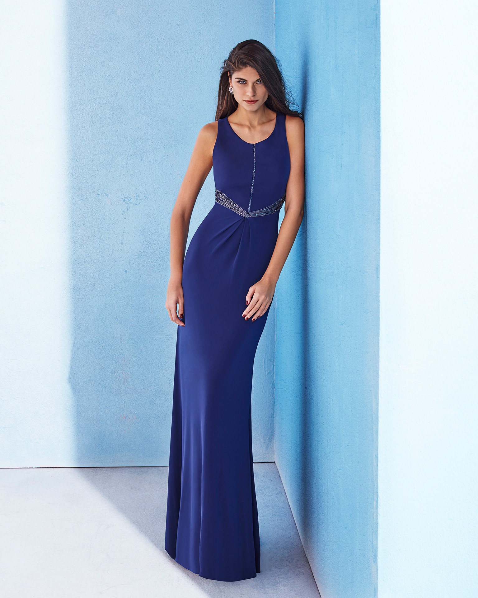 Long stretch crepe cocktail dress with round neckline and beading on waist. Available in smoke, navy blue and red. 2018 MARFIL BARCELONA Collection.