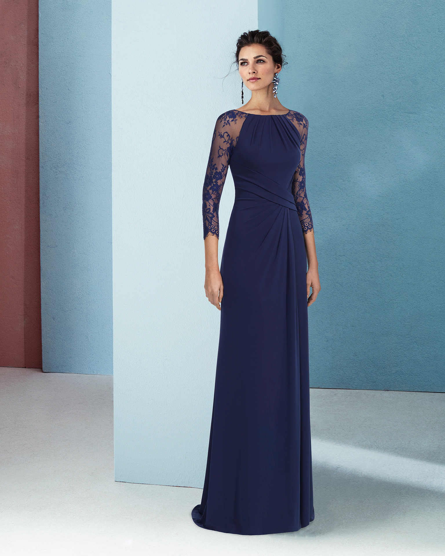 Short stretch crepe cocktail dress with three-quarter lace sleeves. Available in smoke, navy blue, green and silver. 2018 MARFIL BARCELONA Collection.
