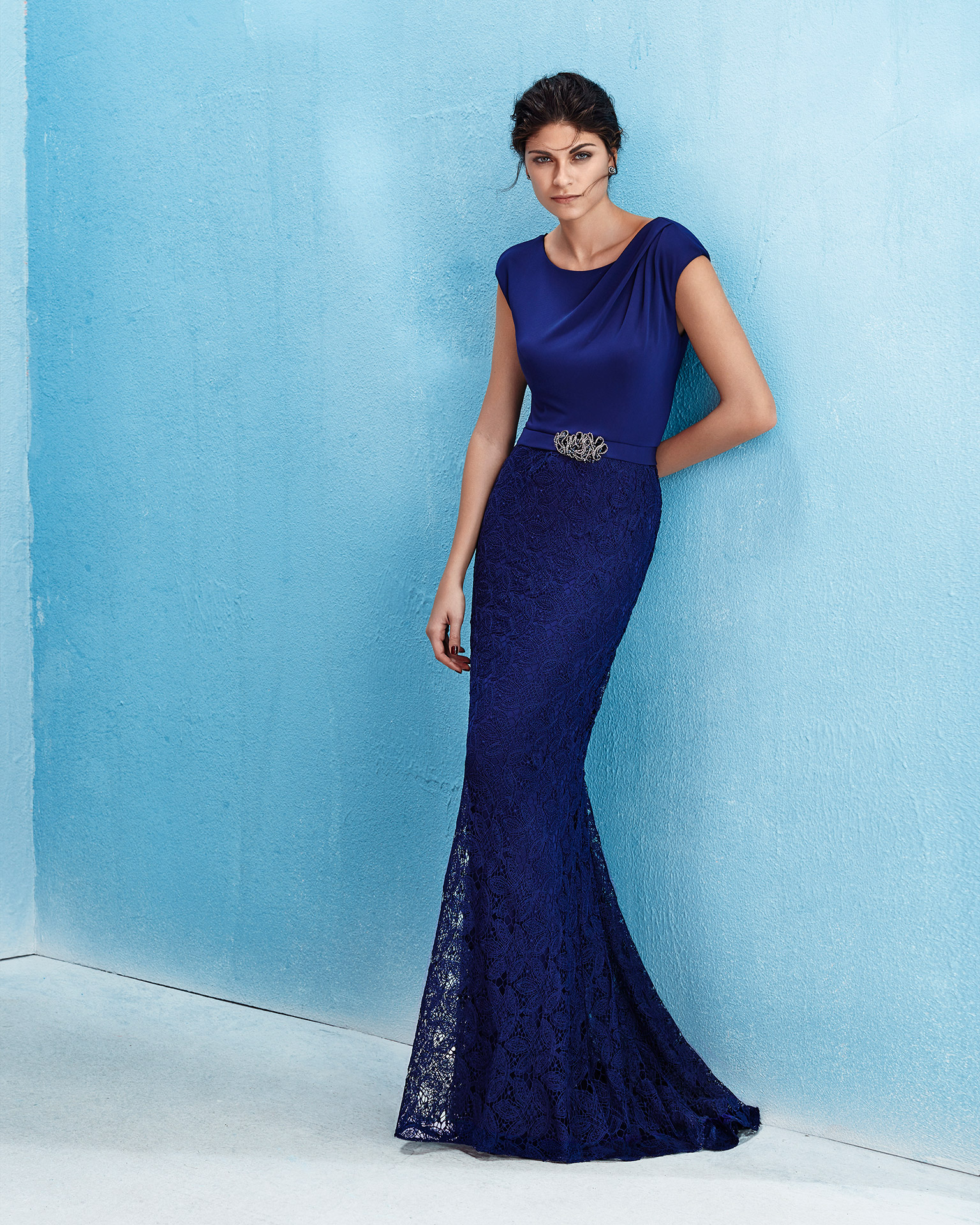 Short stretch crepe cocktail dress with beaded belt, round neckline and lace detailing on skirt. Available in navy blue, navy blue/pink and smoke/nude. 2018 MARFIL BARCELONA Collection.
