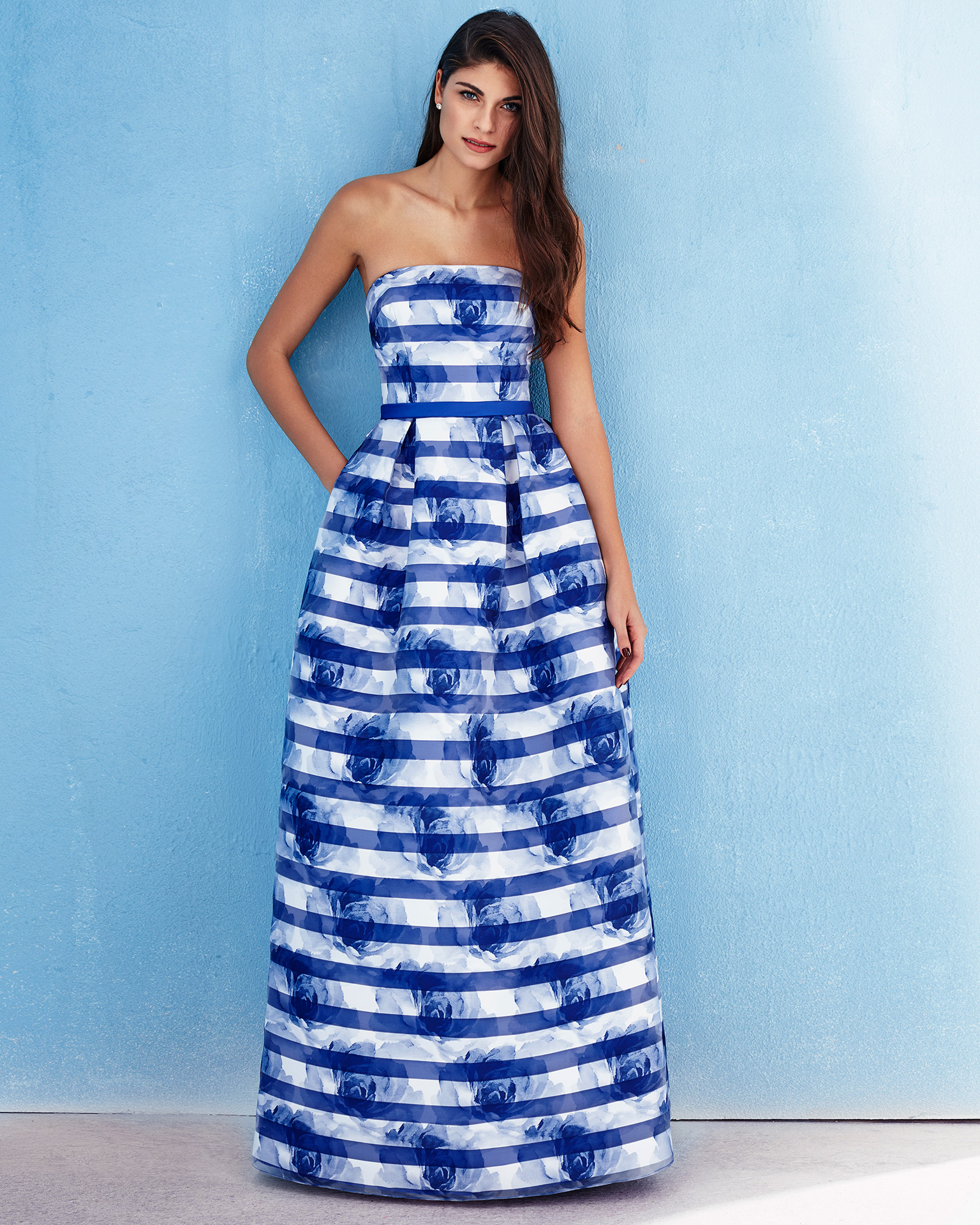 Long organza cocktail dress with strapless neckline. Available in coral print, cobalt print and silver print. 2018 MARFIL BARCELONA Collection.