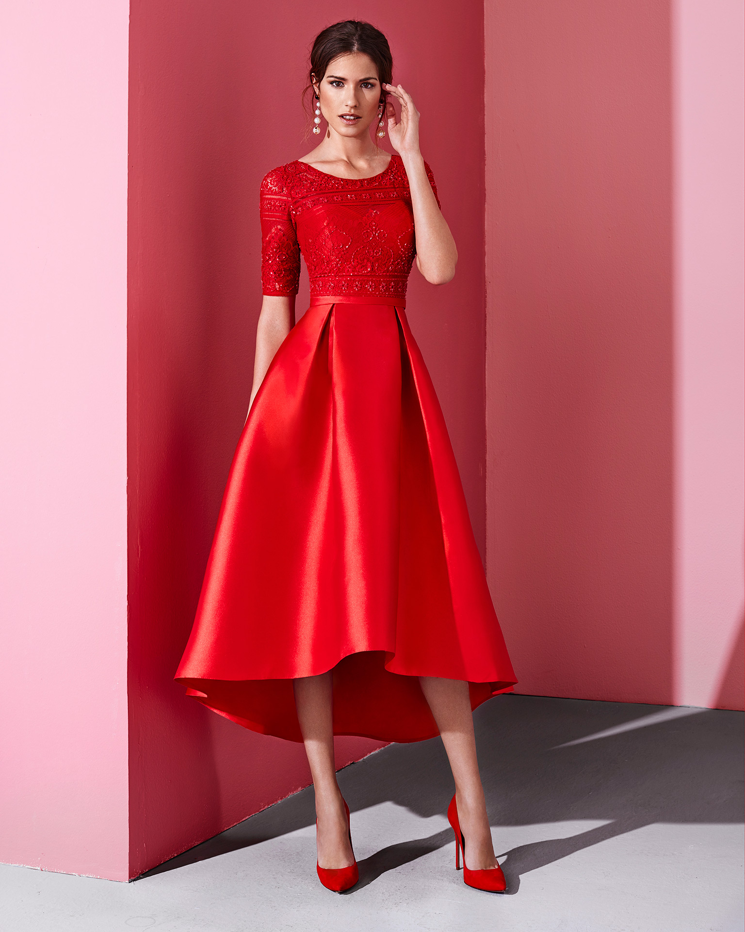 High-low mikado cocktail dress with beaded lace bodice and three-quarter sleeves. Available in red, navy blue/white and beige/navy blue. 2018 MARFIL BARCELONA Collection.
