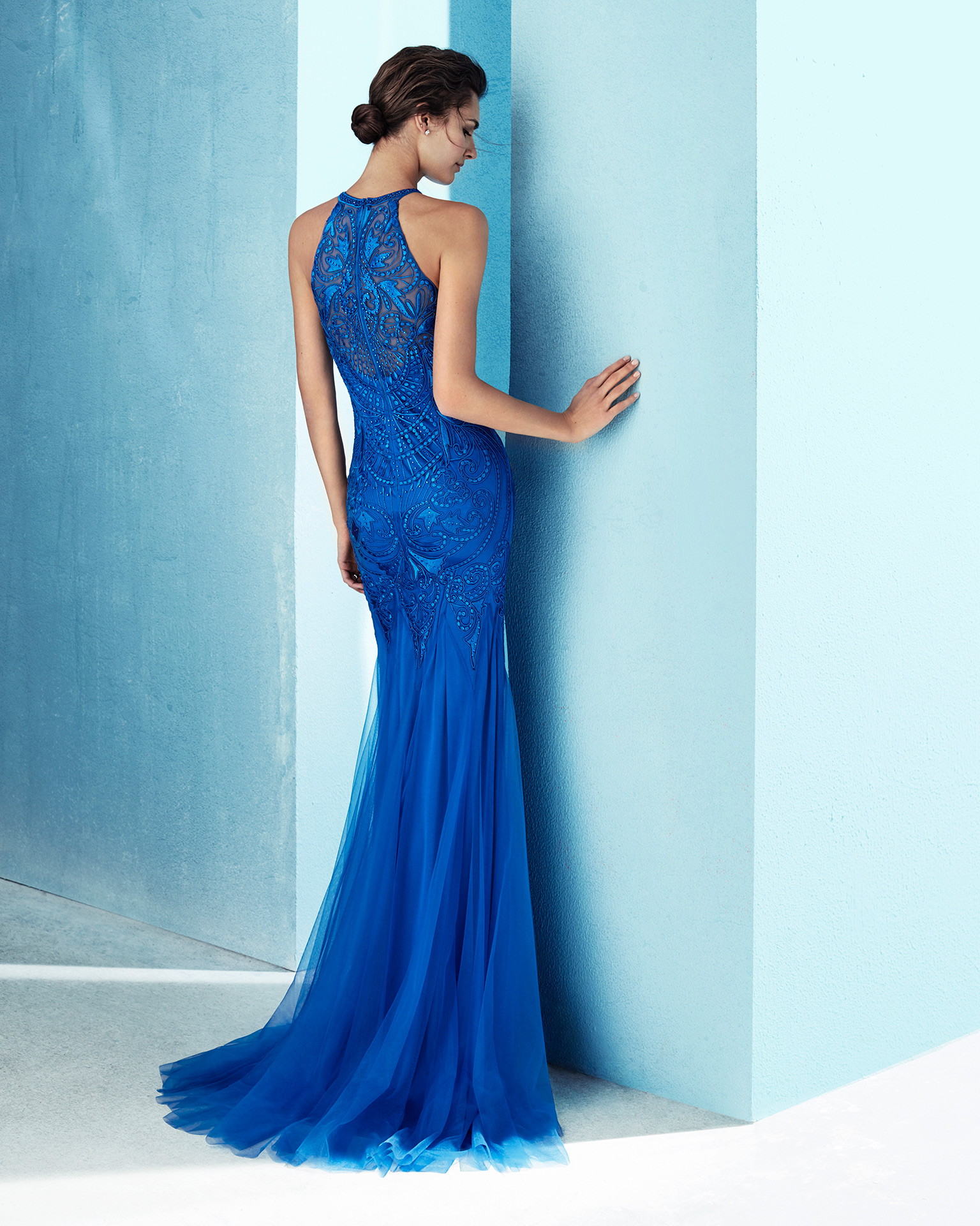 Long beaded tulle cocktail dress with shawl and halter neck. Available in cobalt, jade and coral. 2018 MARFIL BARCELONA Collection.