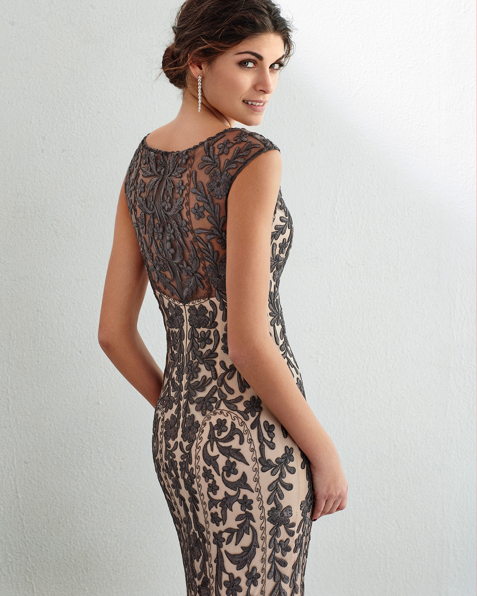 Short lace cocktail dress with round neckline and long-sleeved chiffon jacket. Available in cobalt, smoke/nude, pink, navy blue/nude and coral. 2018 MARFIL BARCELONA Collection.
