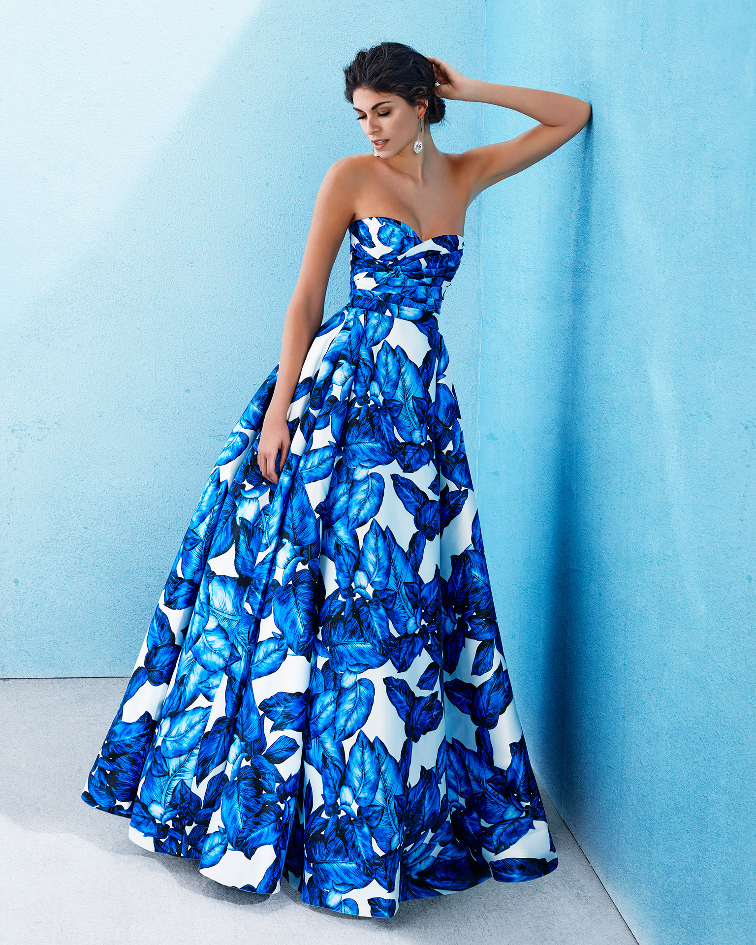 Long cocktail dress with mikado jacket and sweetheart neckline. Available in blue print. 2018 MARFIL BARCELONA Collection.