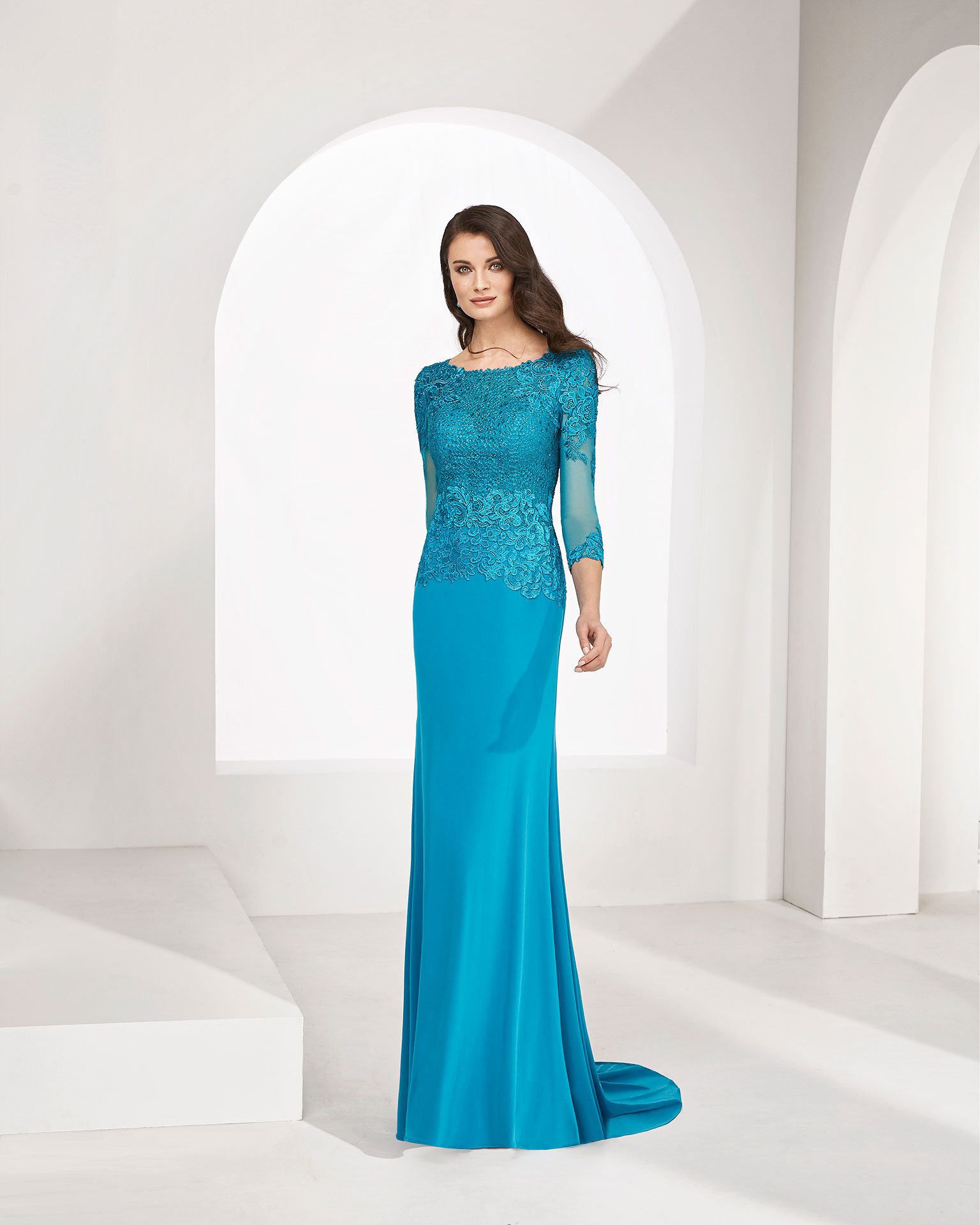 Vestido de fiesta en crepe elástico. Cuerpo de encaje con pedrería y manga francesa. Colección COUTURE CLUB 2019.