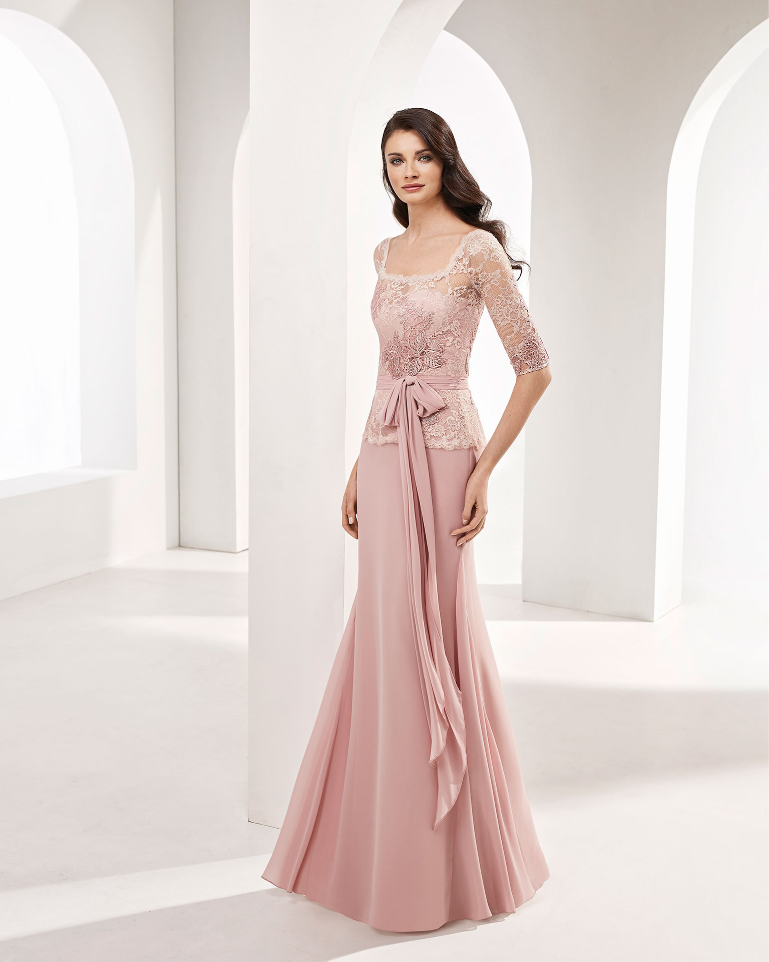 Vestido de fiesta en gasa. Cuerpo de encaje, escote caja y lazo con caídas. Colección COUTURE CLUB 2019.