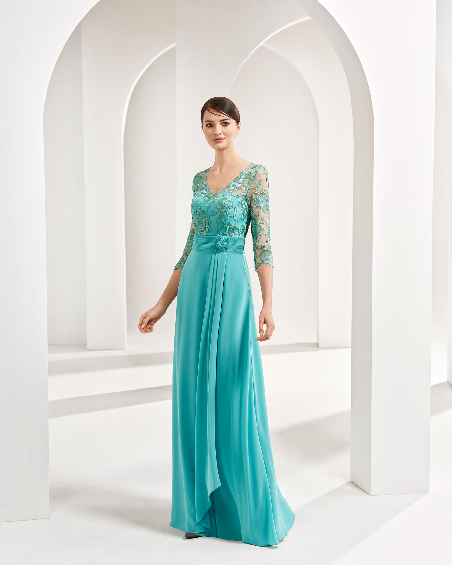 Vestido de fiesta en gasa. Cuerpo de encaje, escote en V y manga francesa. Colección COUTURE CLUB 2019.