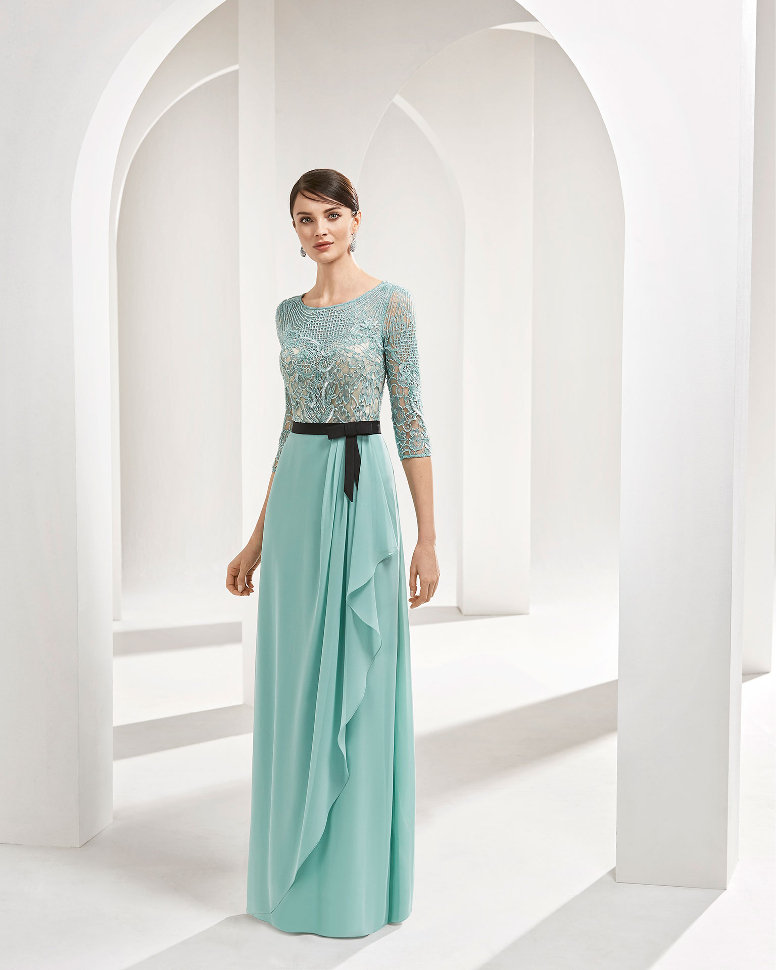 Vestido de fiesta en georgette. Cuerpo de encaje con pedrería y manga francesa. Disponible en color verde y plata/humo. Colección COUTURE CLUB 2019.
