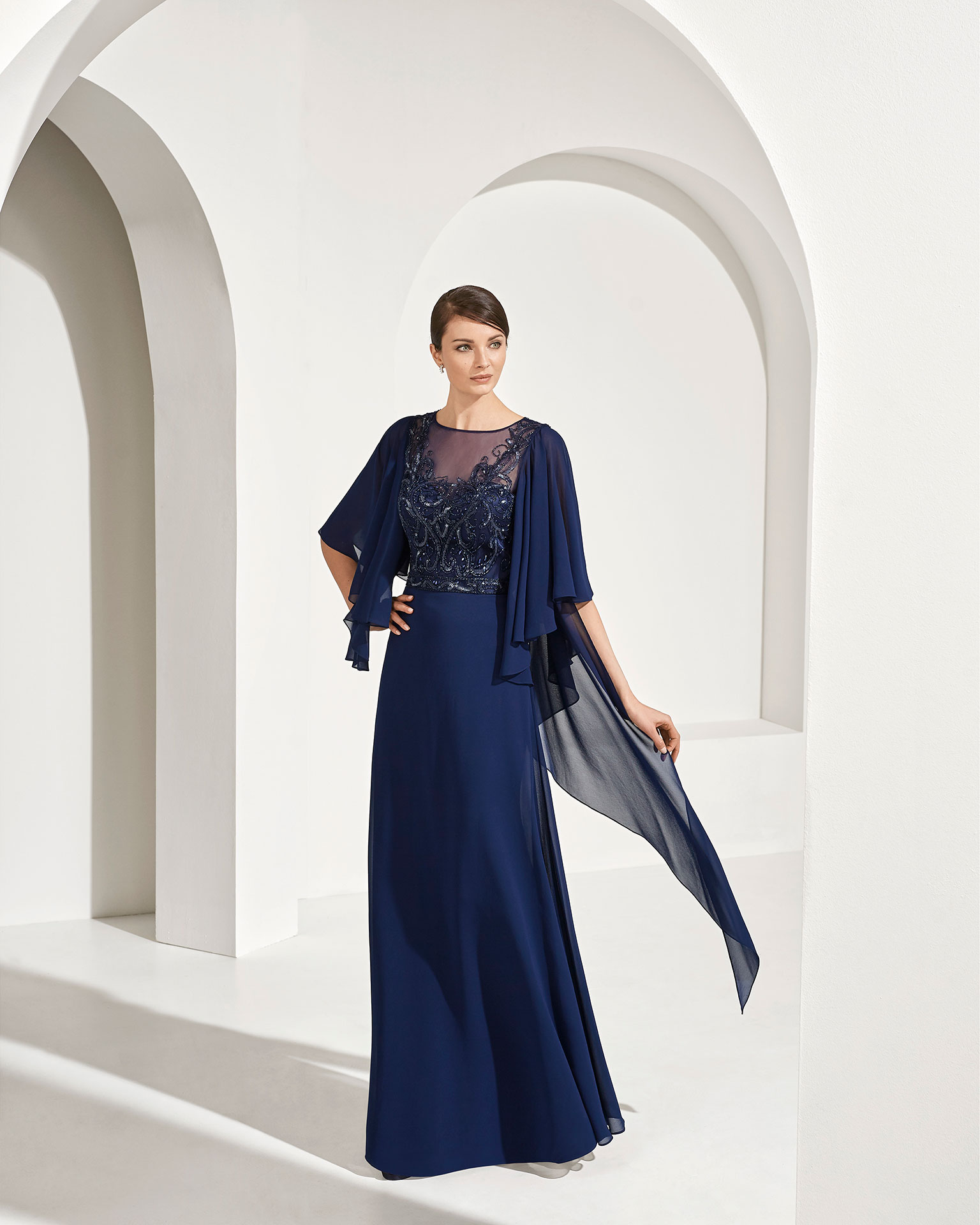 Vestido de fiesta en gasa. Cuerpo de encaje con pedrería, escote ilusión y mangas fantasía. Colección COUTURE CLUB 2019.