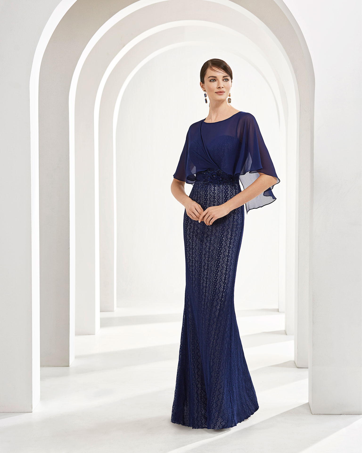 Vestido de fiesta de encaje. Cuerpo asimétrico y detalle de pedrería. Colección COUTURE CLUB 2019.