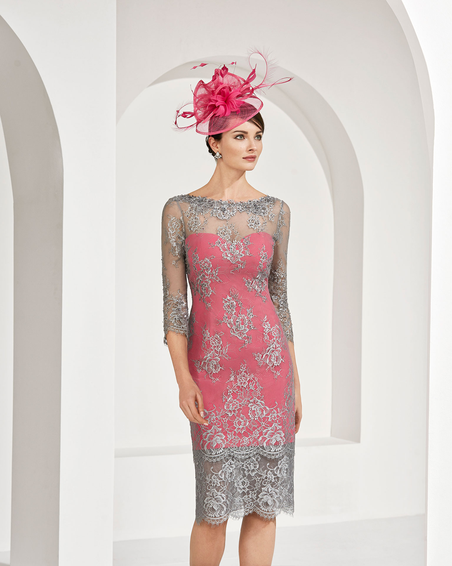 Vestido de fiesta corto de encaje. Escote ilusión y manga larga. Colección COUTURE CLUB 2019.