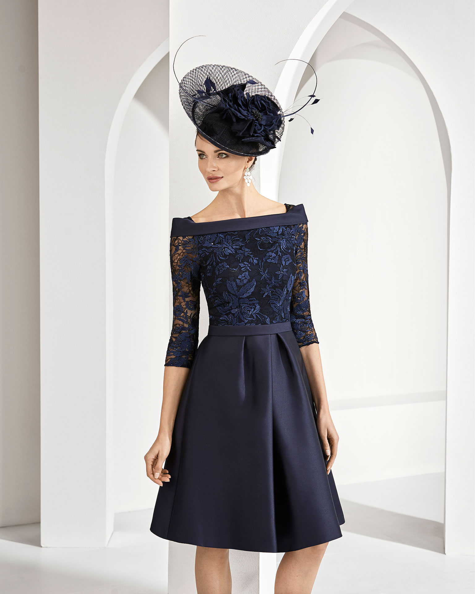 Vestido de fiesta corto en mikado. Con cuerpo de encaje con pedrería, manga francesa y escote envolvente. Colección COUTURE CLUB 2019.