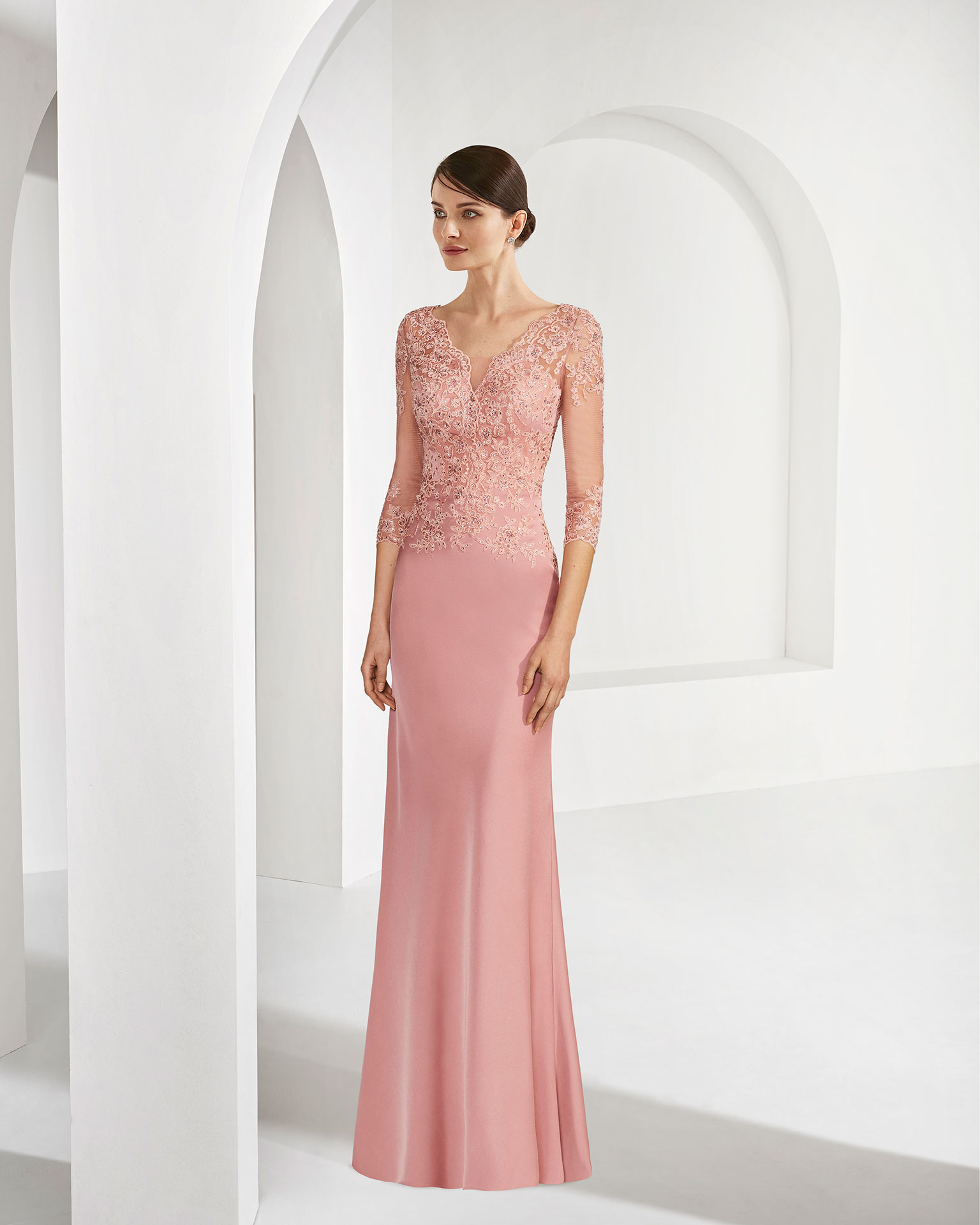Vestido de fiesta en crepe. Con manga francesa y cuerpo de encaje con pedrería. Disponible en color rosa plata, agua y plata. Colección COUTURE CLUB 2019.