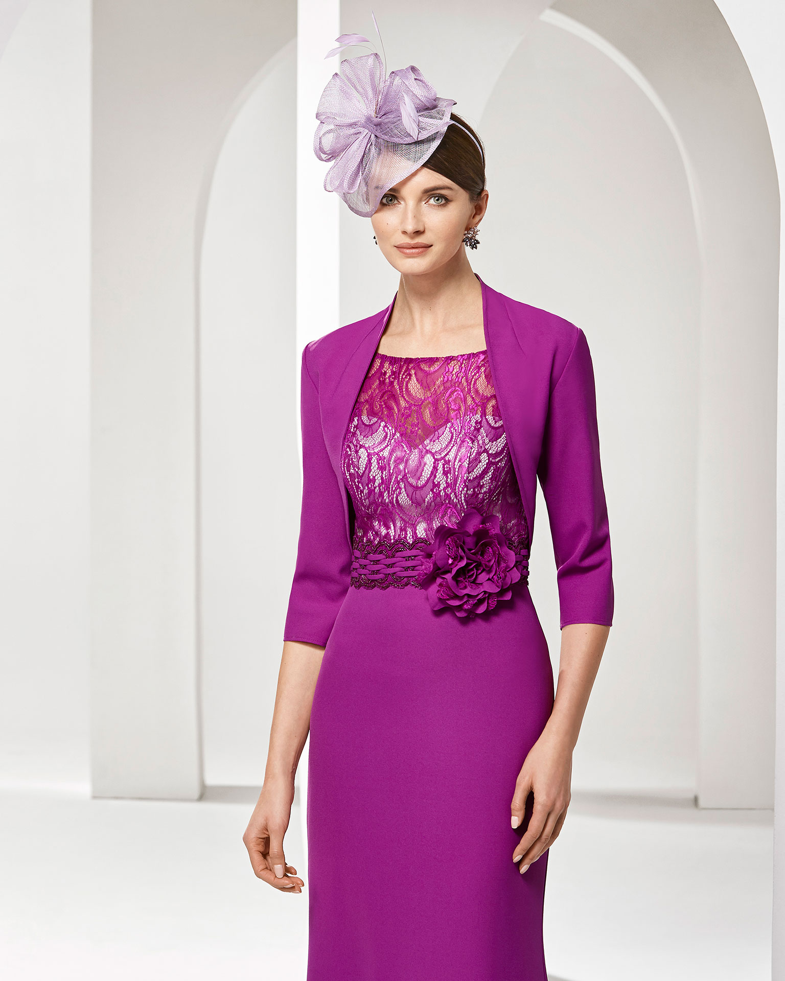 Vestido de fiesta en crepe. Chaqueta, cuerpo de encaje, cinturón con detalles de pedrería y flor de adorno. Colección COUTURE CLUB 2019.