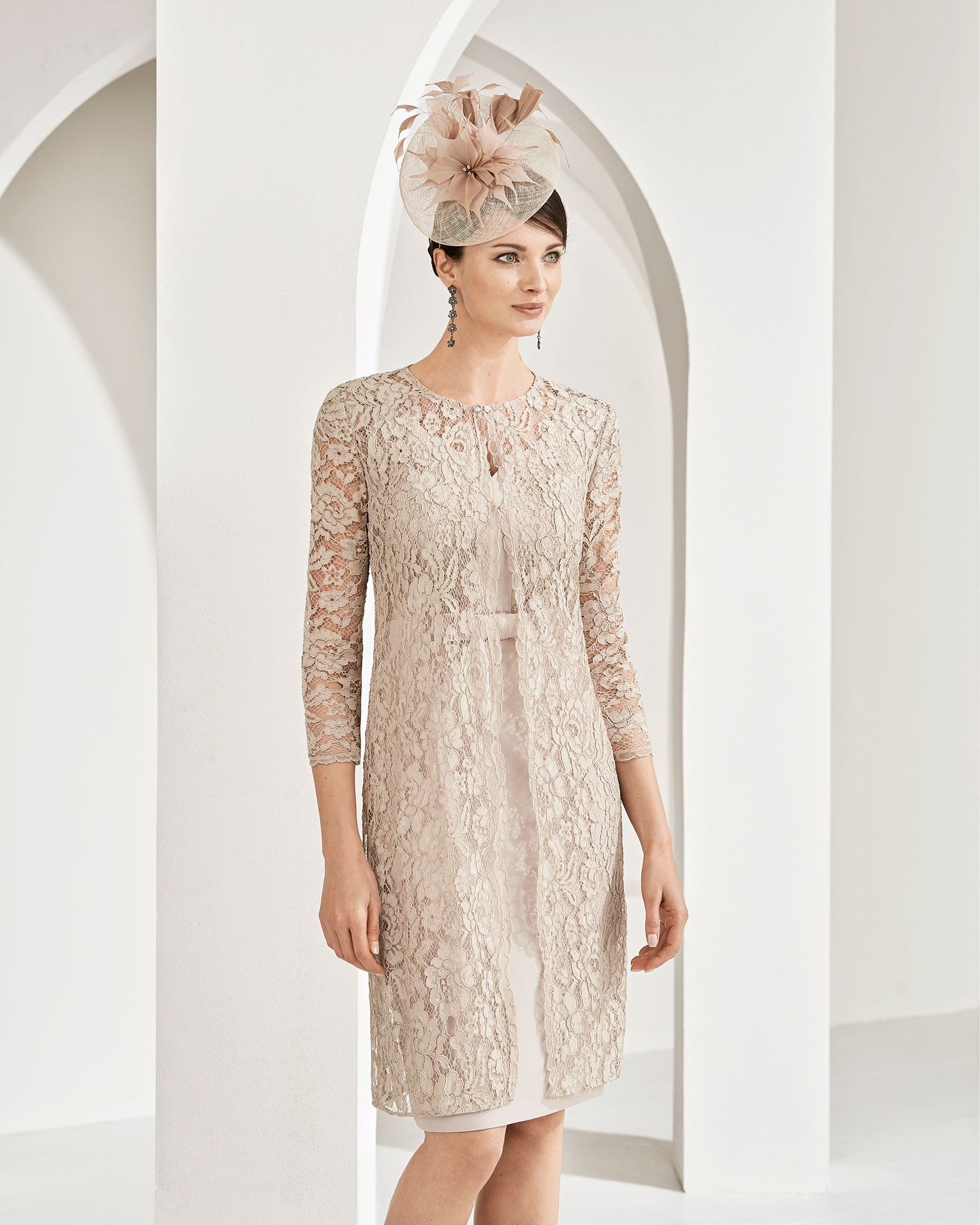 Vestido de fiesta corto en crepe. Con chaqueta y cuerpo de encaje y manga larga. Colección COUTURE CLUB 2019.
