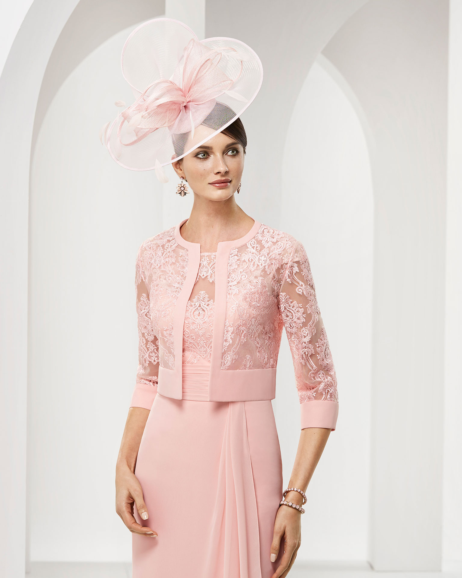 Vestido de fiesta corto en gasa. Cuerpo y chaqueta de encaje con manga corta. Colección COUTURE CLUB 2019.