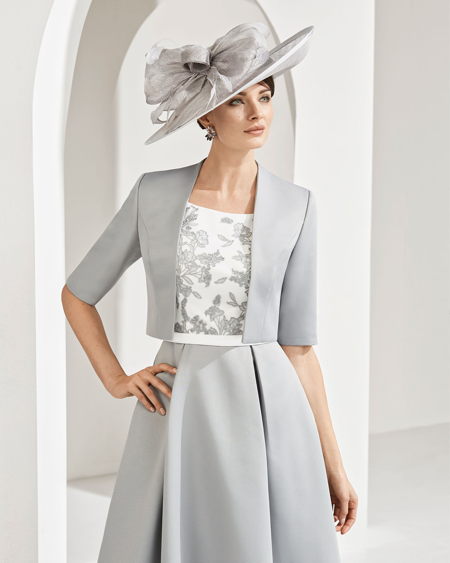 Short cocktail dress in micro-ottoman. With jacket, bateau neckline and sleeveless lace bodice. 2019 COUTURE CLUB Collection.