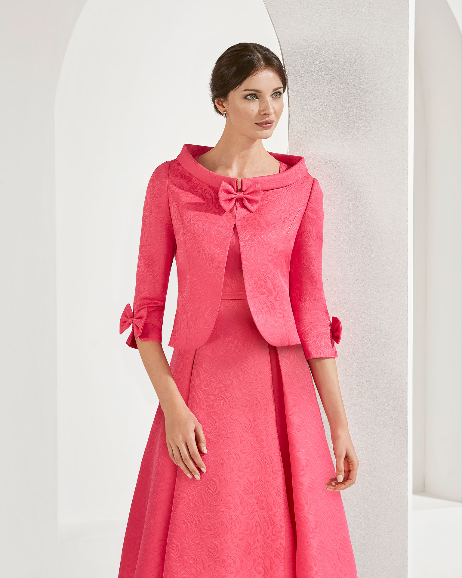 Short brocade cocktail dress. With jacket, bateau neckline and pleated skirt. Available in fuchsia, nude, cobalt and pink. 2019 COUTURE CLUB Collection.
