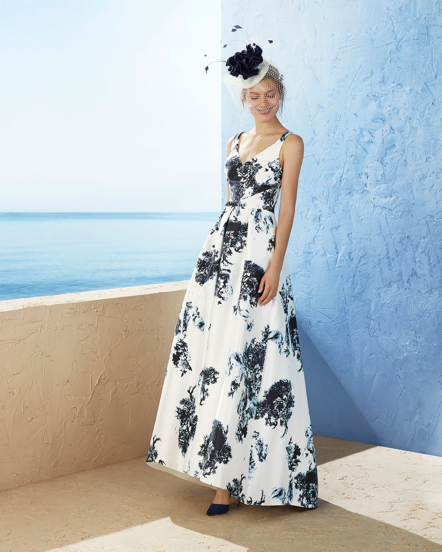 Print mikado cocktail dress. Sleeveless, with V-neckline. With bow in front at the waist. 2019 MARFIL BARCELONA Collection.