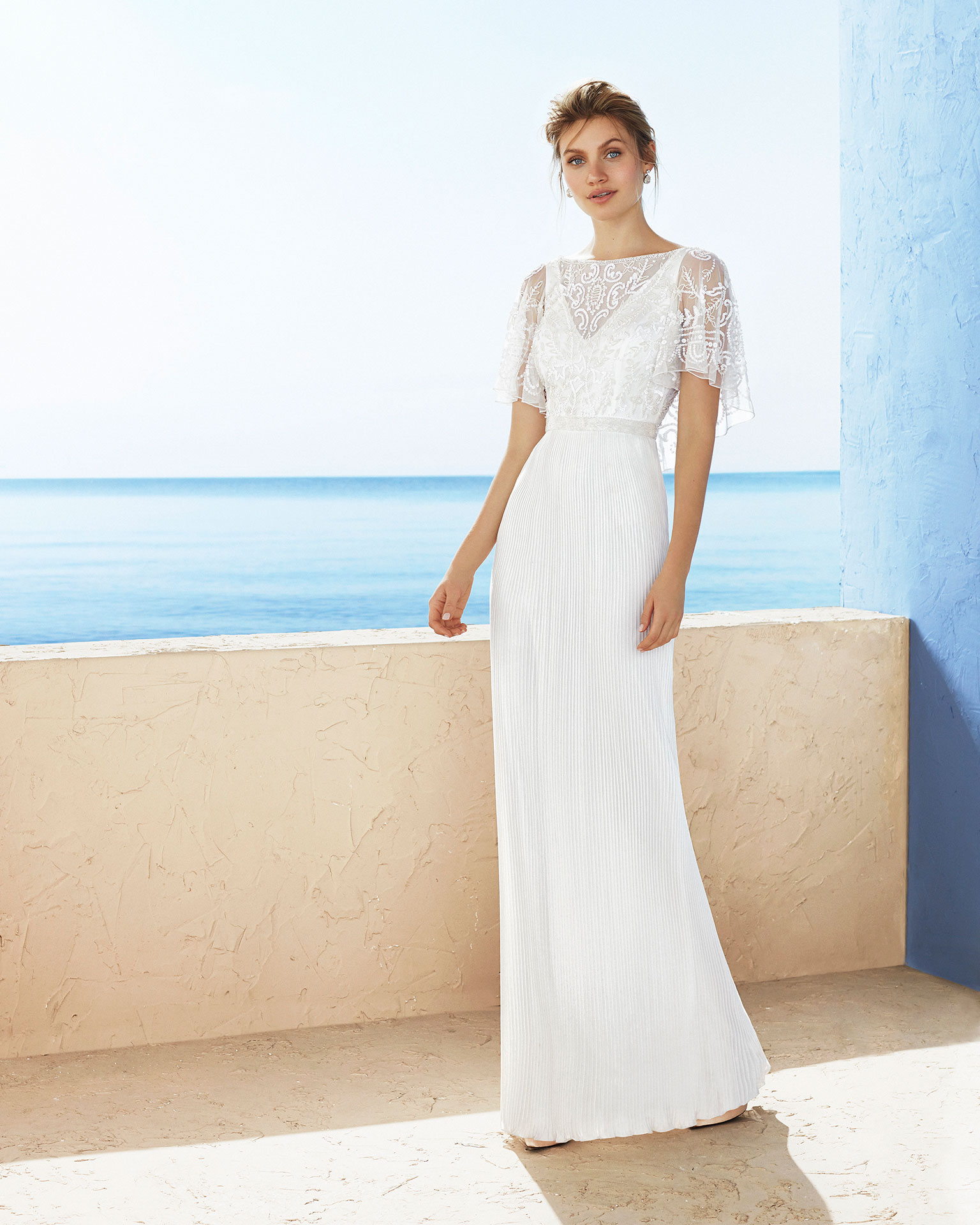 Beaded crepe Georgette cocktail dress. With bateau neckline, V-back and short sleeves. 2019 MARFIL BARCELONA Collection.