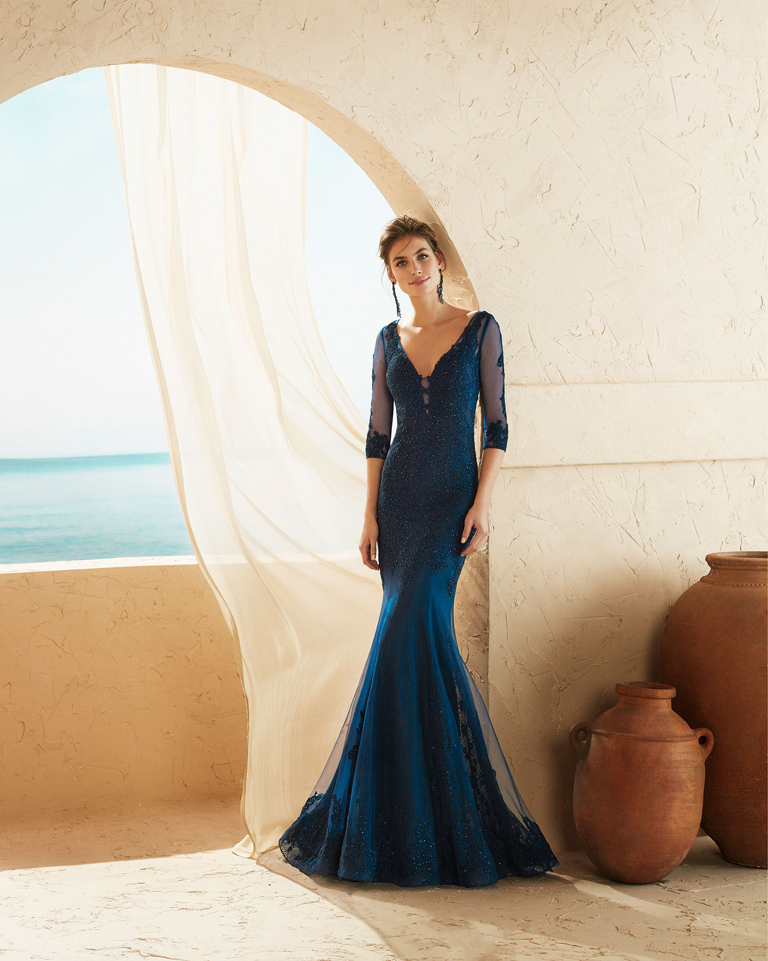 Vestido de fiesta en tul, encaje y pedrería. Con espalda escotada y manga francesa. Colección MARFIL BARCELONA 2019.