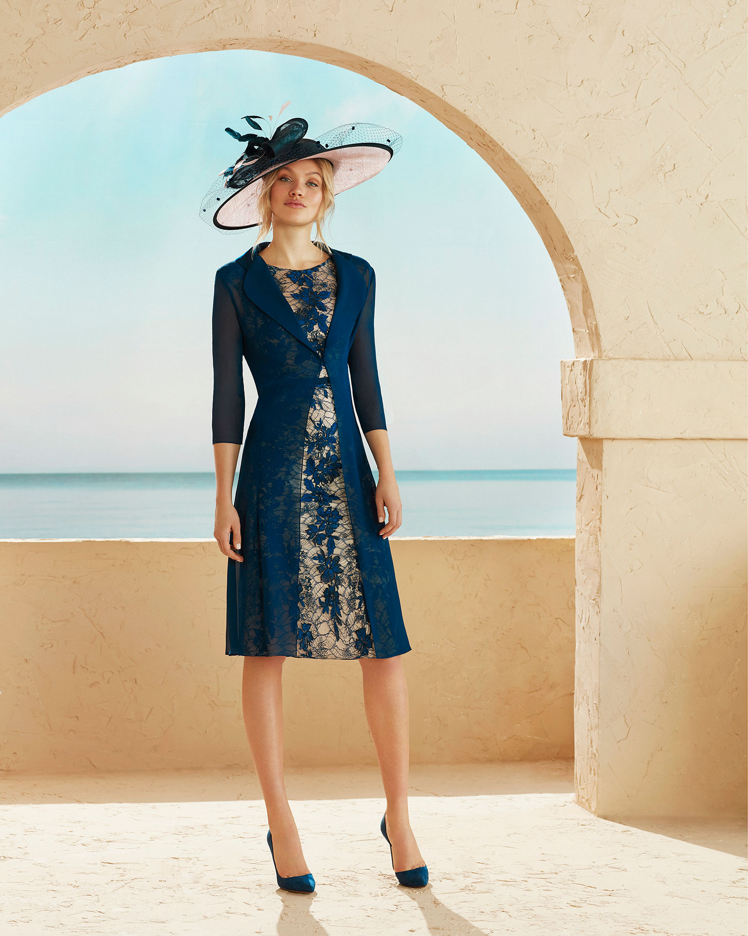 Short beaded lace cocktail dress. Sleeveless, with round neckline. With long chiffon jacket. 2019 MARFIL BARCELONA Collection.