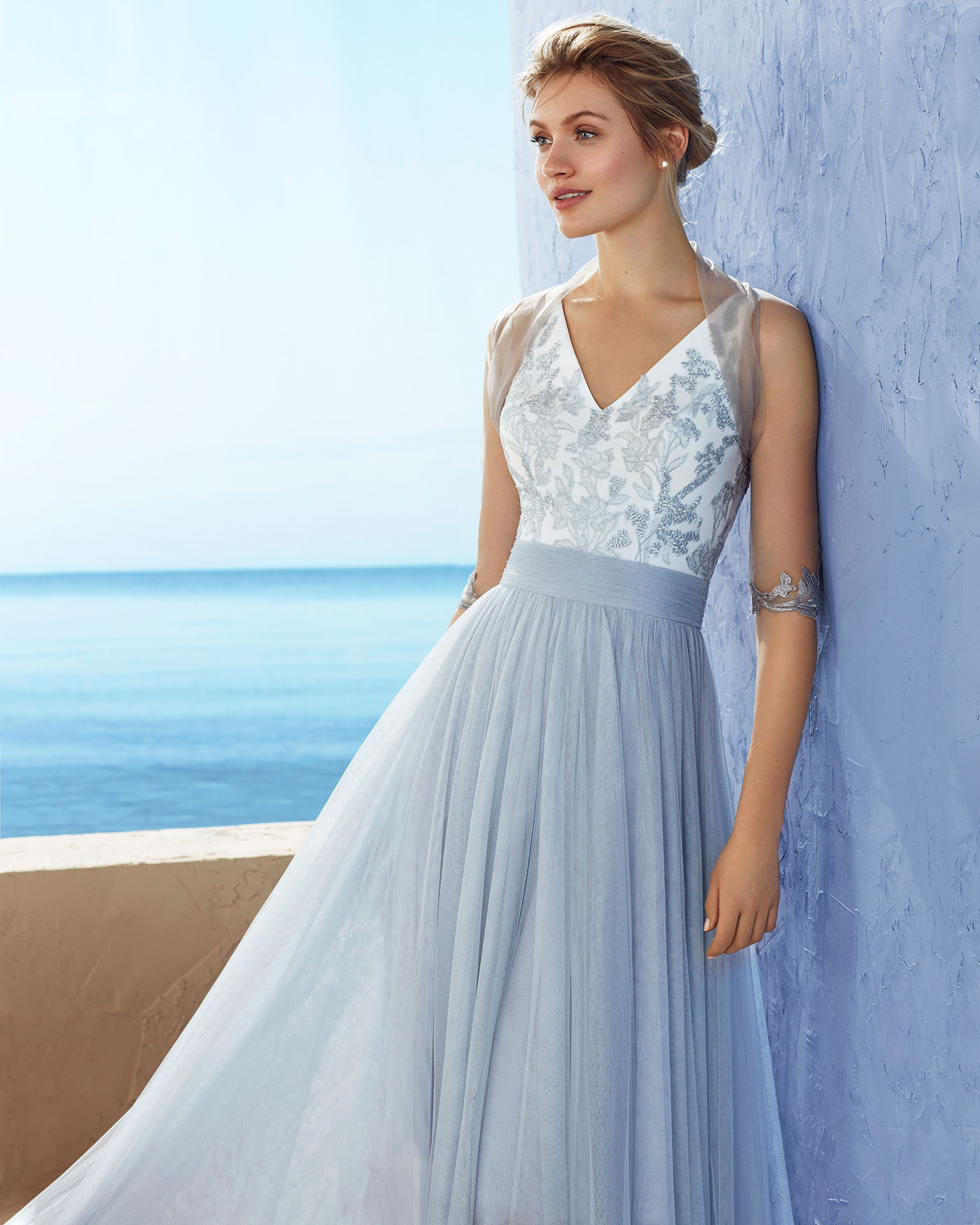 Lace and tulle cocktail dress. Sleeveless, with V-neckline. High-low skirt. With tulle jacket. 2019 MARFIL BARCELONA Collection.