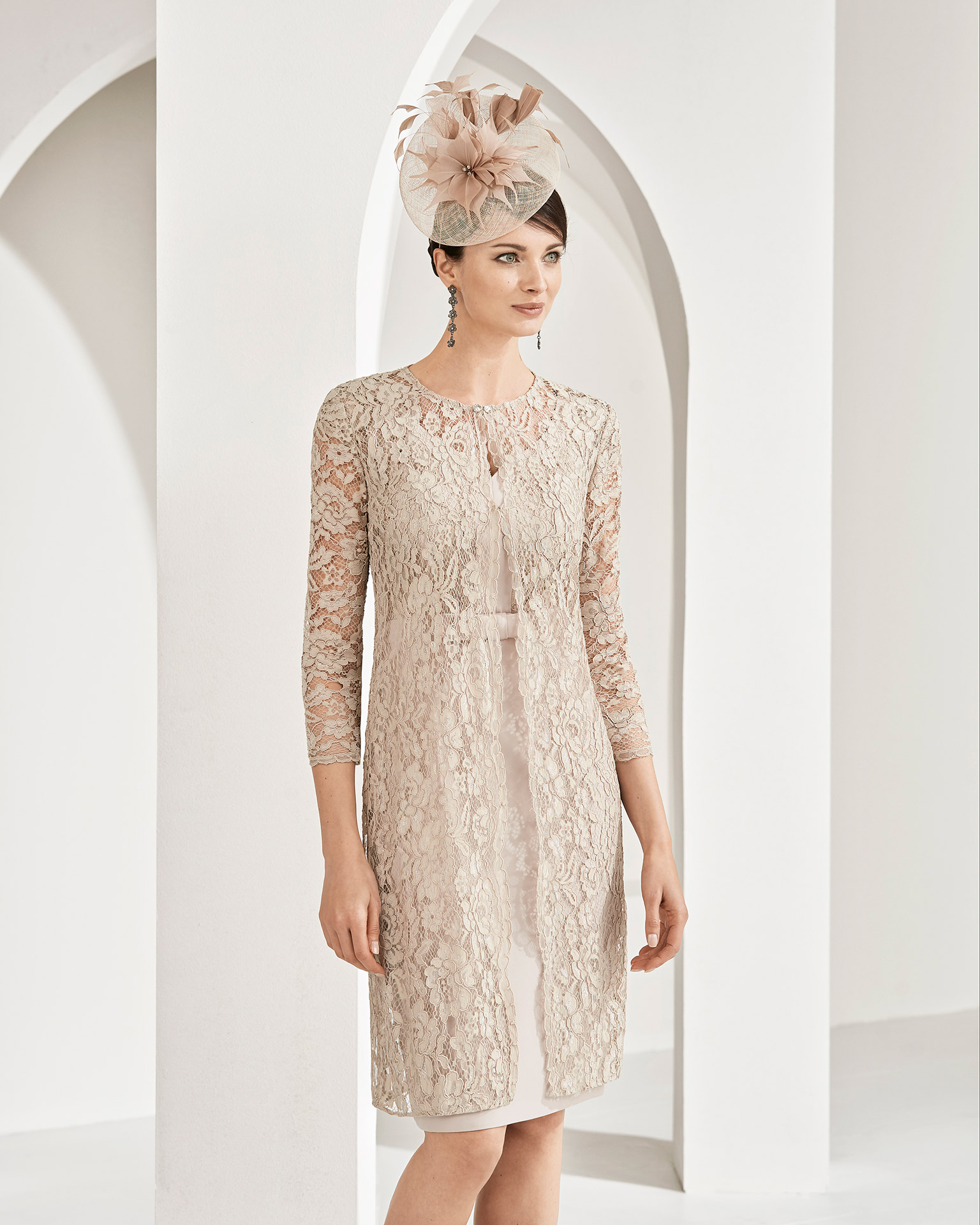 Vestido de fiesta corto en crepe. Con chaqueta y cuerpo de encaje y manga larga. Colección COUTURE CLUB 2020.