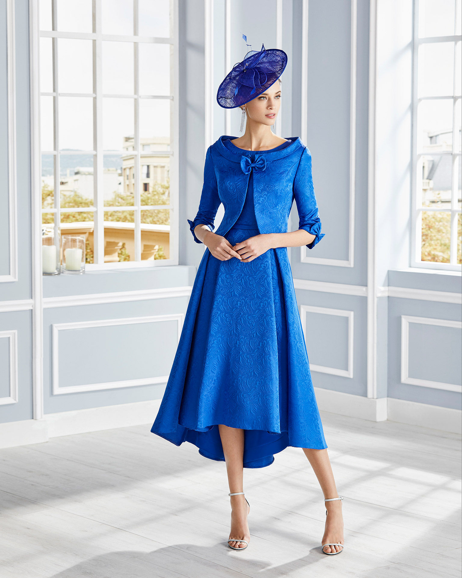 Short brocade cocktail dress. With jacket, bateau neckline and pleated skirt. Available in fuchsia, nude, cobalt and pink. 2020 COUTURE CLUB Collection.