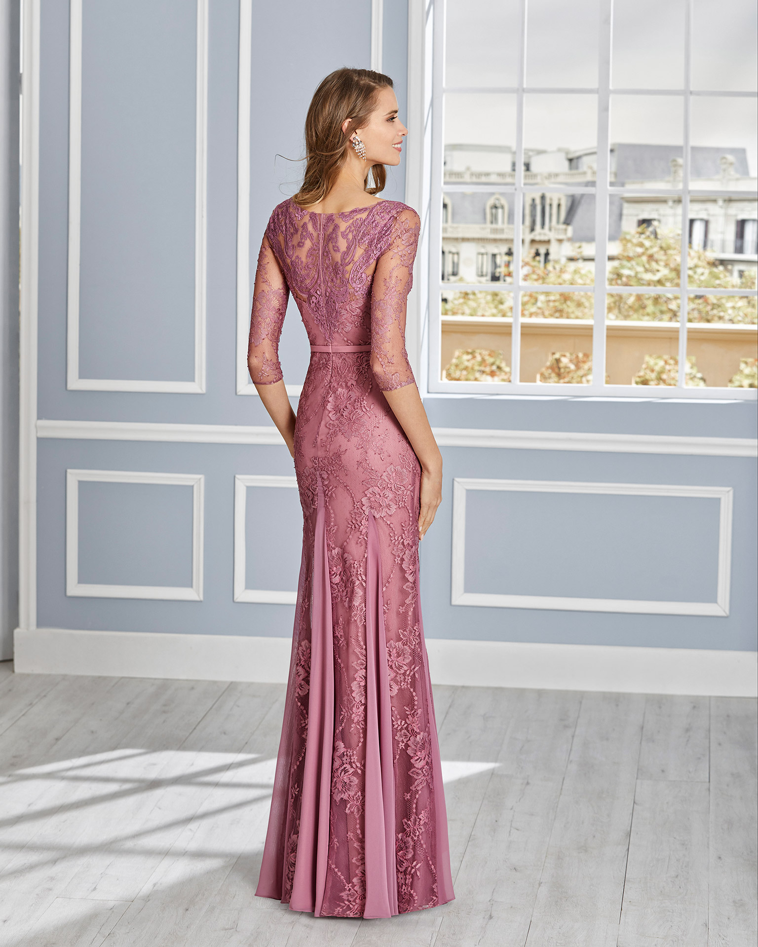 Vestido de fiesta en encaje. Escote en V con mangas de tul francesas y espalda de tul. Colección COUTURE CLUB 2020.