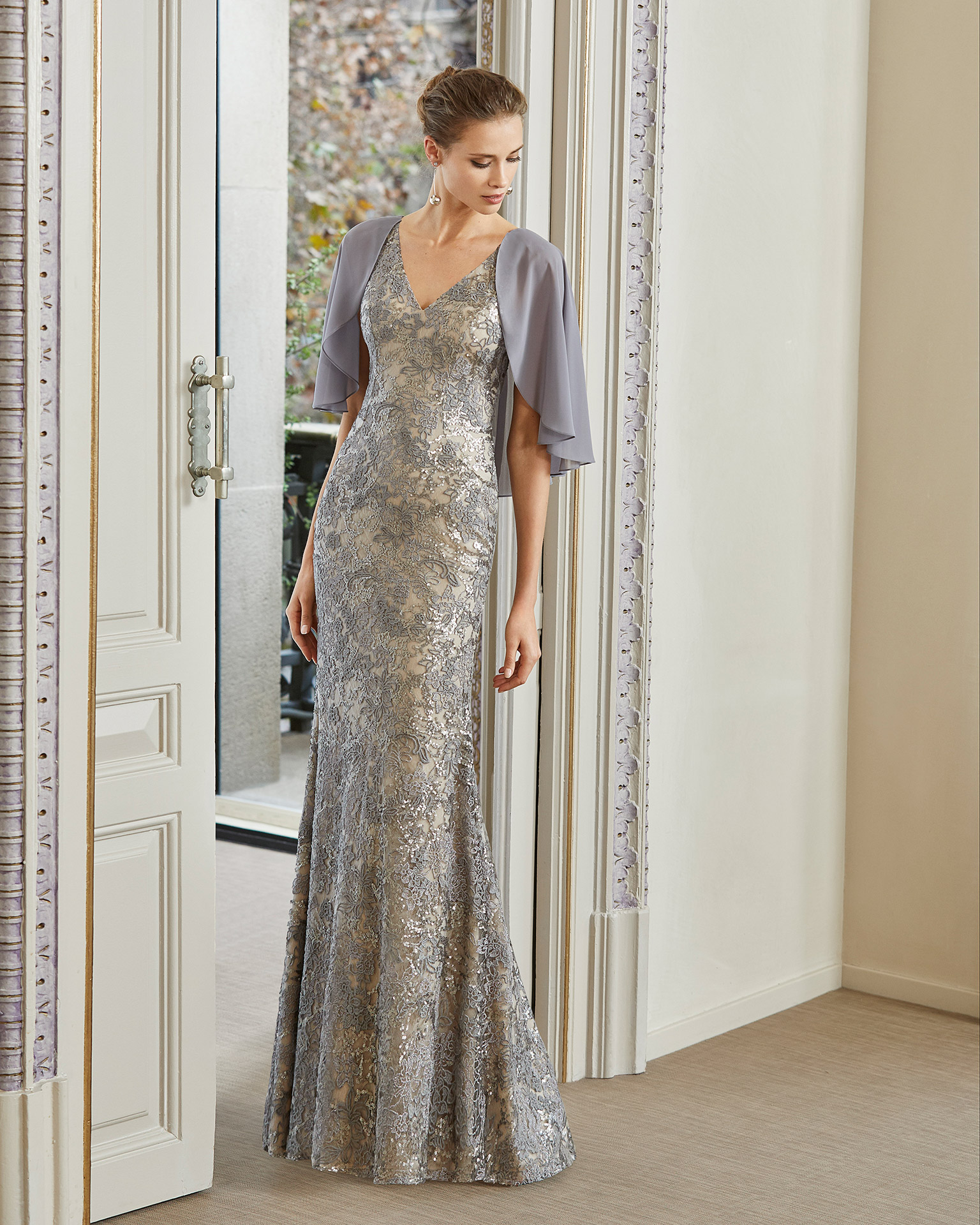 Vestido de fiesta en encaje con pedrería. Escote en V con manga tipo capa. Colección COUTURE CLUB 2020.