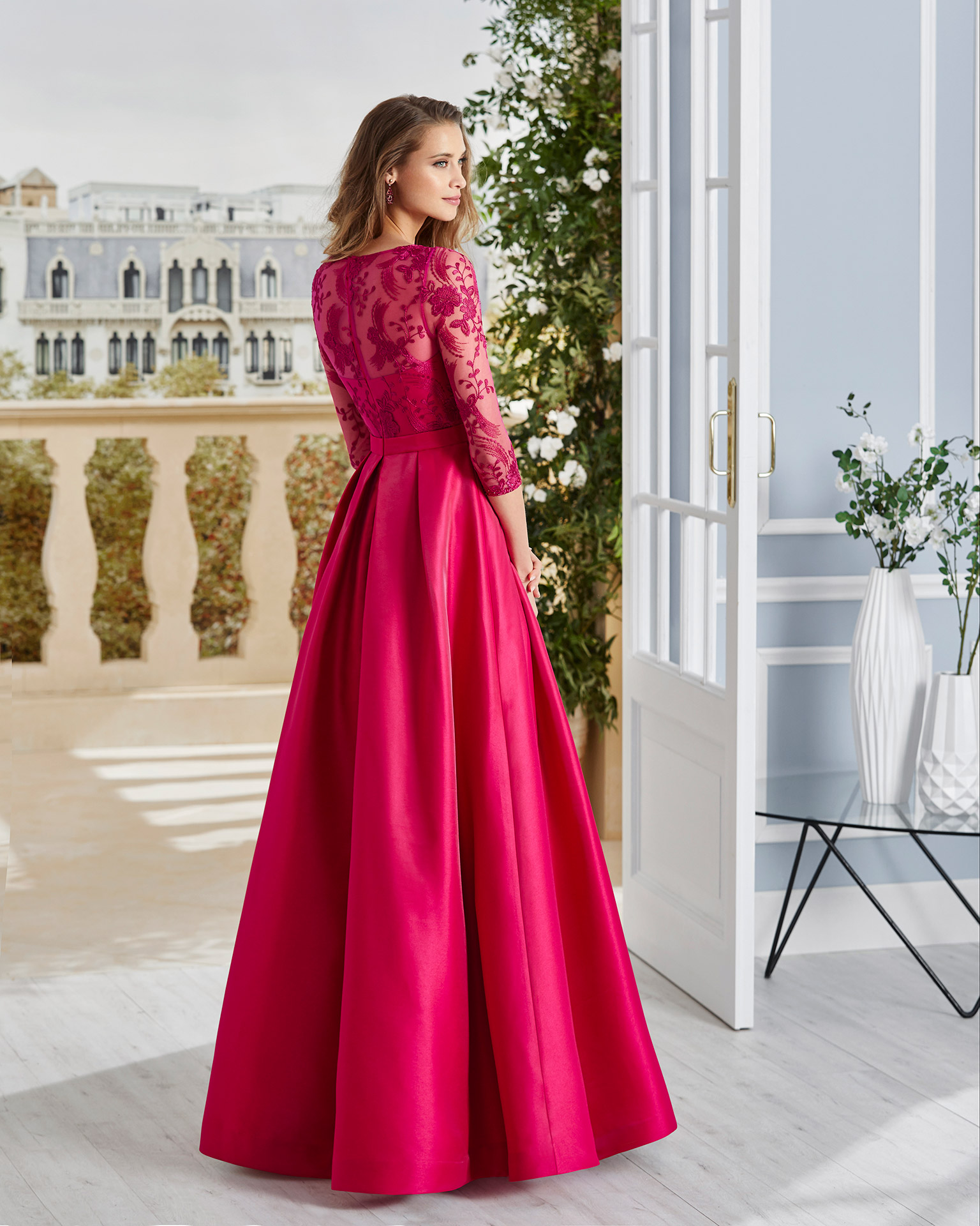 Vestido de fiesta en falla con encaje y pedrería en el cuerpo. Escote en V con espalda de tul con encaje. Colección COUTURE CLUB 2020.