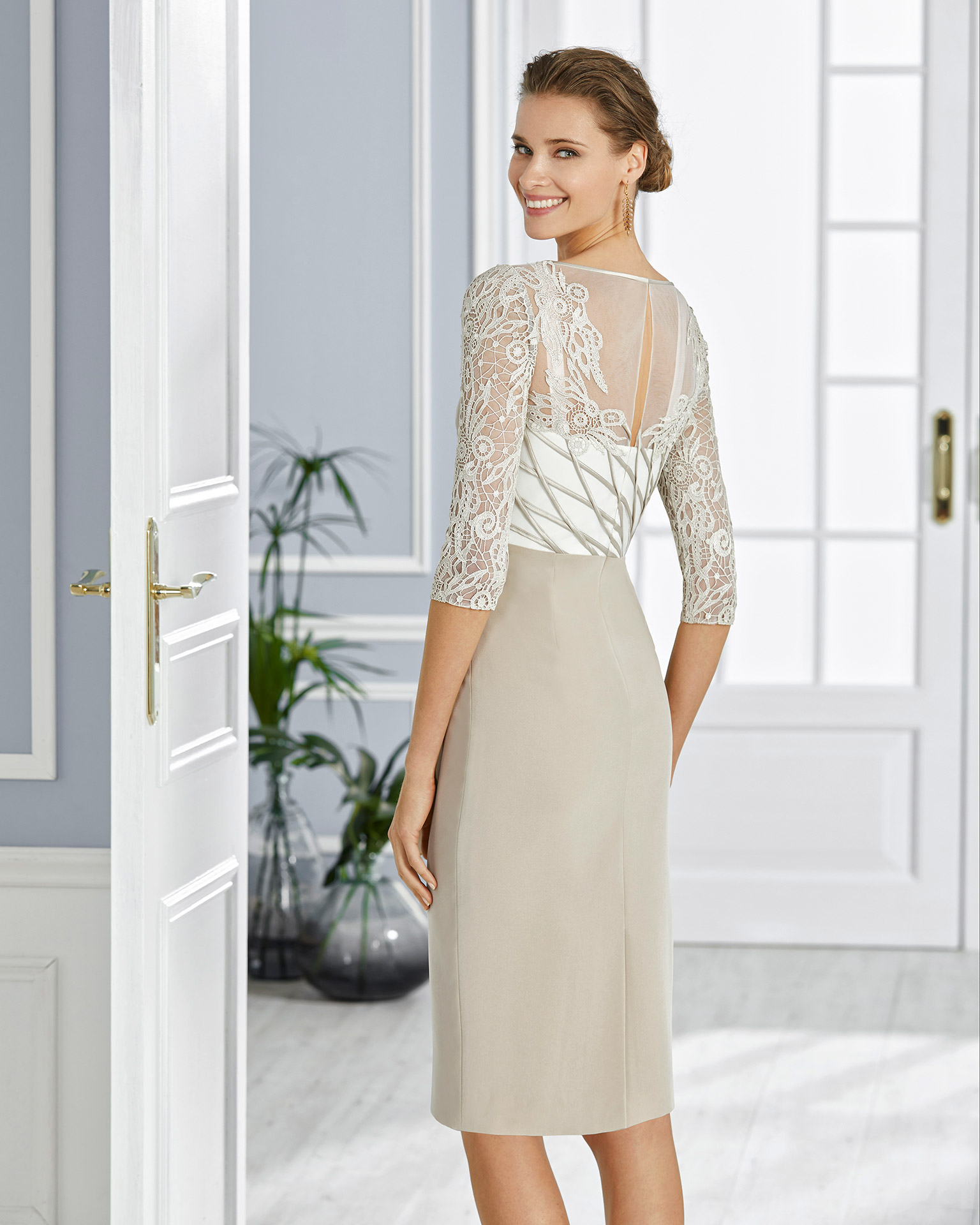 Short cocktail dress in crepe sateen with lace on the bodice. Round neckline with three-quarter sleeves and beaded brooch at the waist. 2020 COUTURE CLUB Collection.
