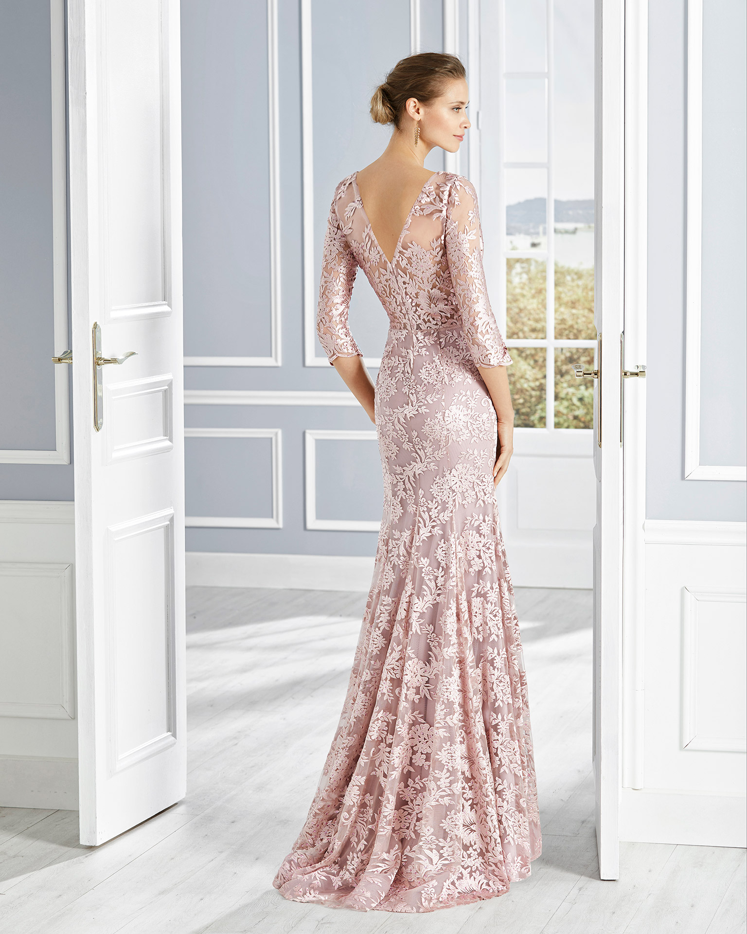 Abito da cerimonia in pizzo con strass. Scollo e schiena a V Collezione COUTURE CLUB 2020.