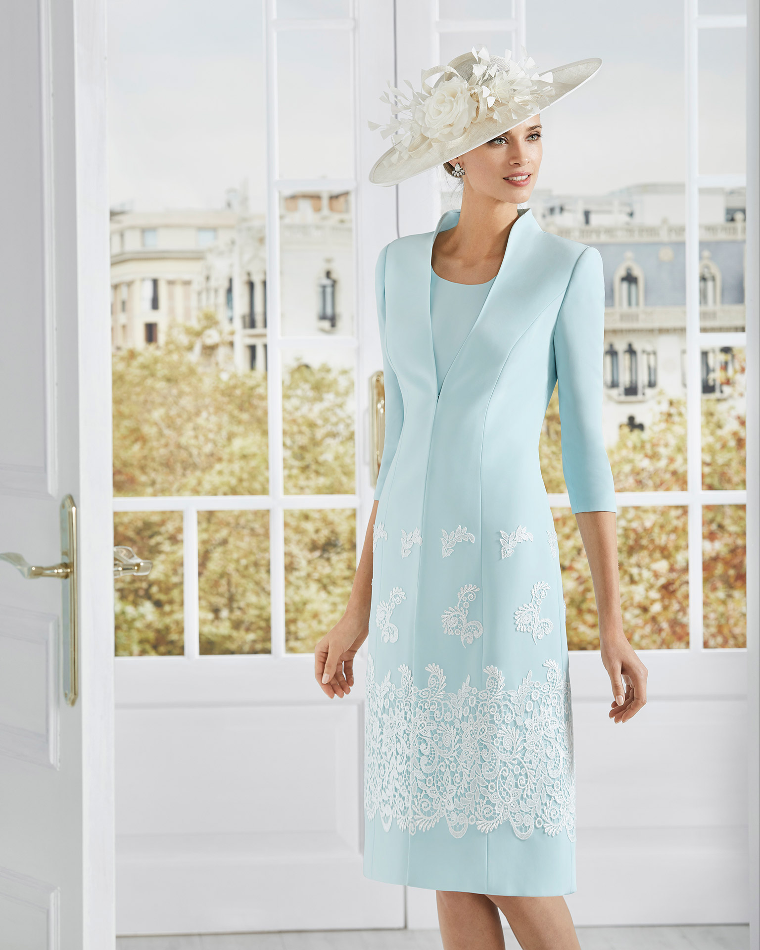 Short cocktail dress in crepe sateen with lace on the skirt. Round neckline and short sleeves. With long jacket in crepe sateen with lace. 2020 COUTURE CLUB Collection.