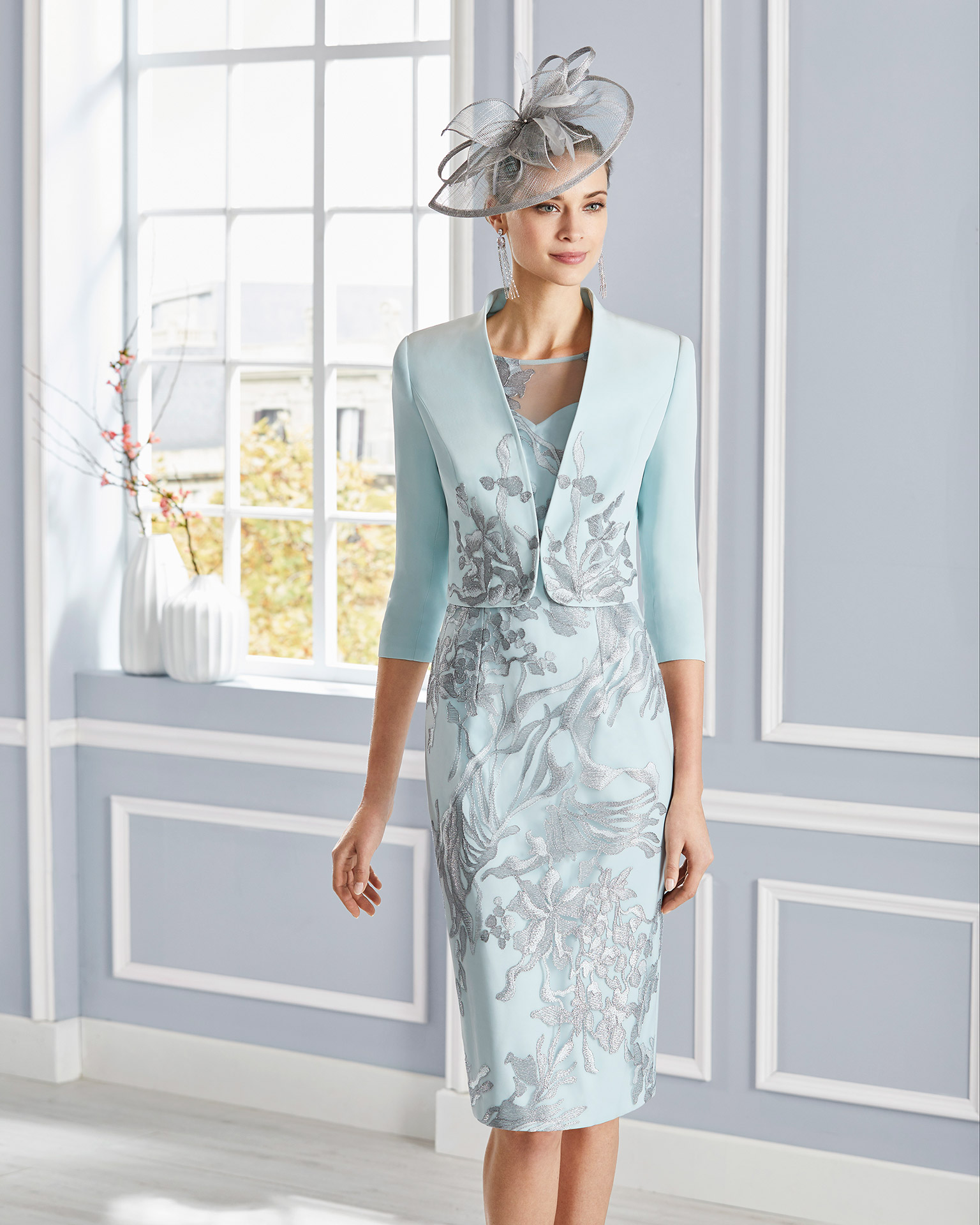 Short crepe sateen cocktail dress with lace. Round neckline with short sleeves. With jacket in crepe sateen with lace. 2020 COUTURE CLUB Collection.