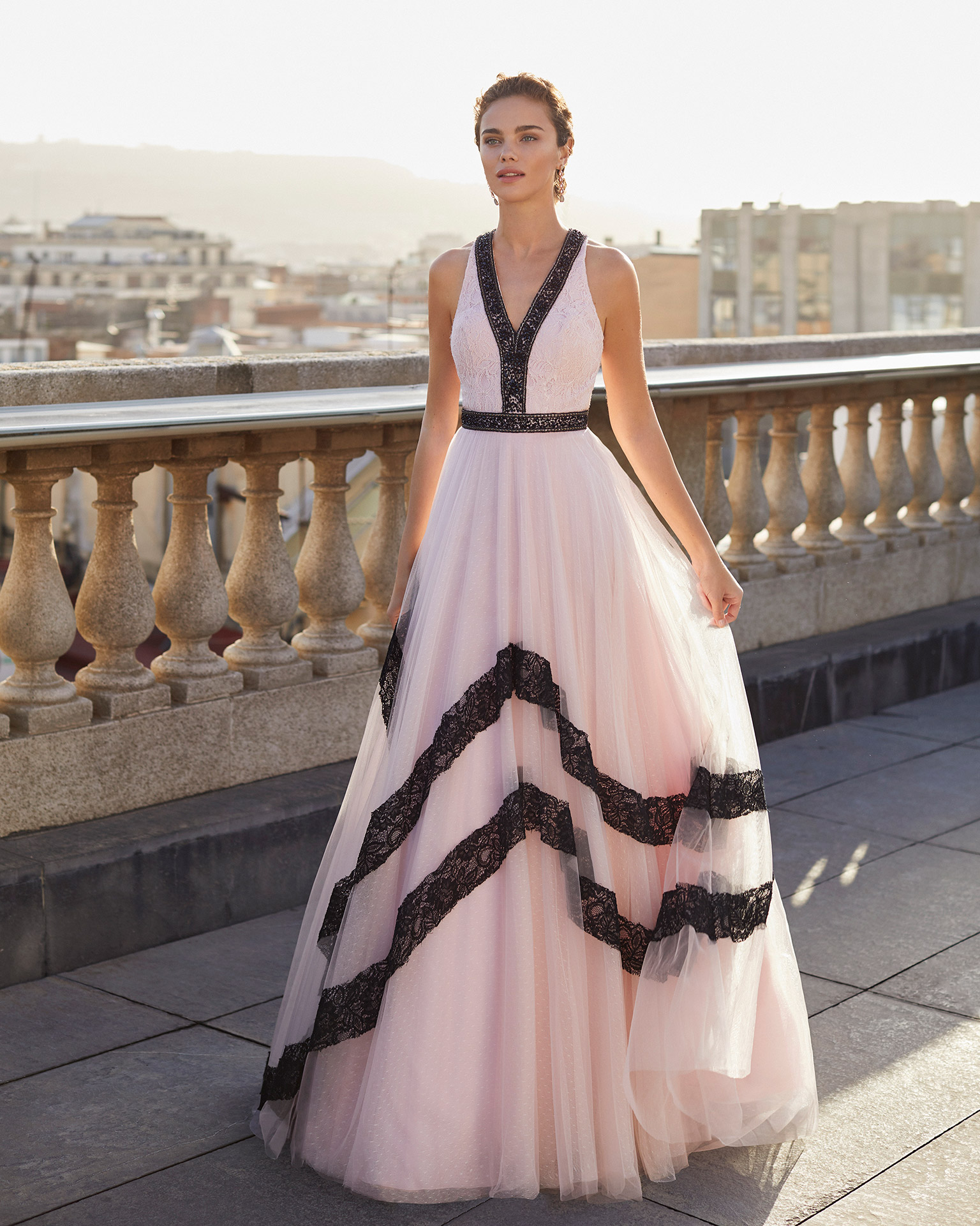 Vestido de fiesta en tul plumetti y cuerpo de encaje. Escote en V y espalda escotada. Con detalle de pedrería en escote y cintura. Colección MARFIL BARCELONA 2021.