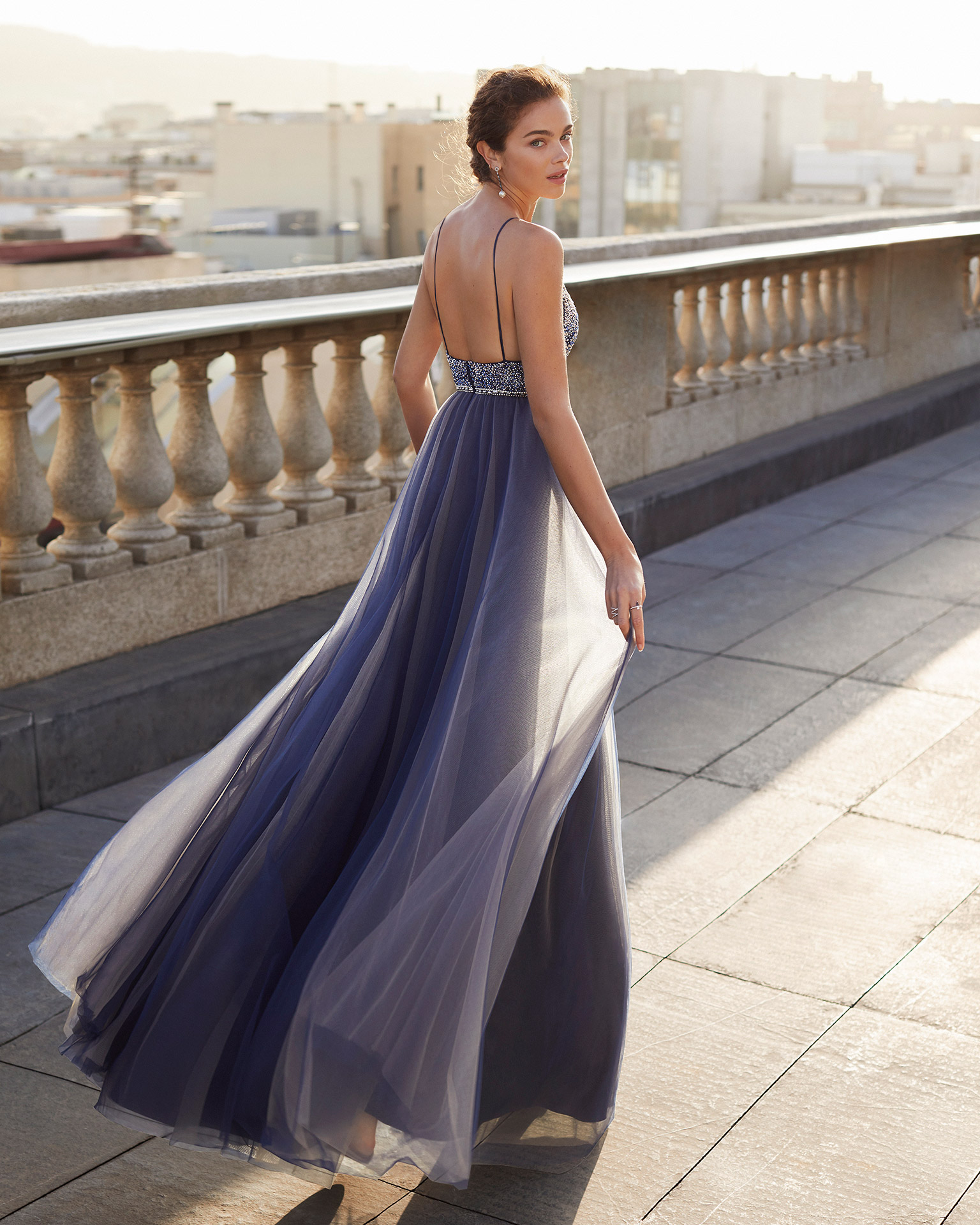 Cocktail dress in tulle with beaded bodice. With V-neckline and V-back. With shawl. 2021 MARFIL BARCELONA Collection.
