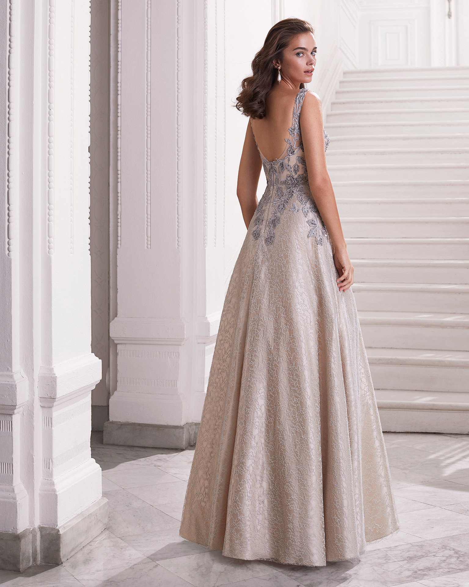 Vestido de fiesta de encaje. Escote y espalda en V. Con pedrería en el encaje del cuerpo. Con chal. Colección MARFIL BARCELONA 2021.