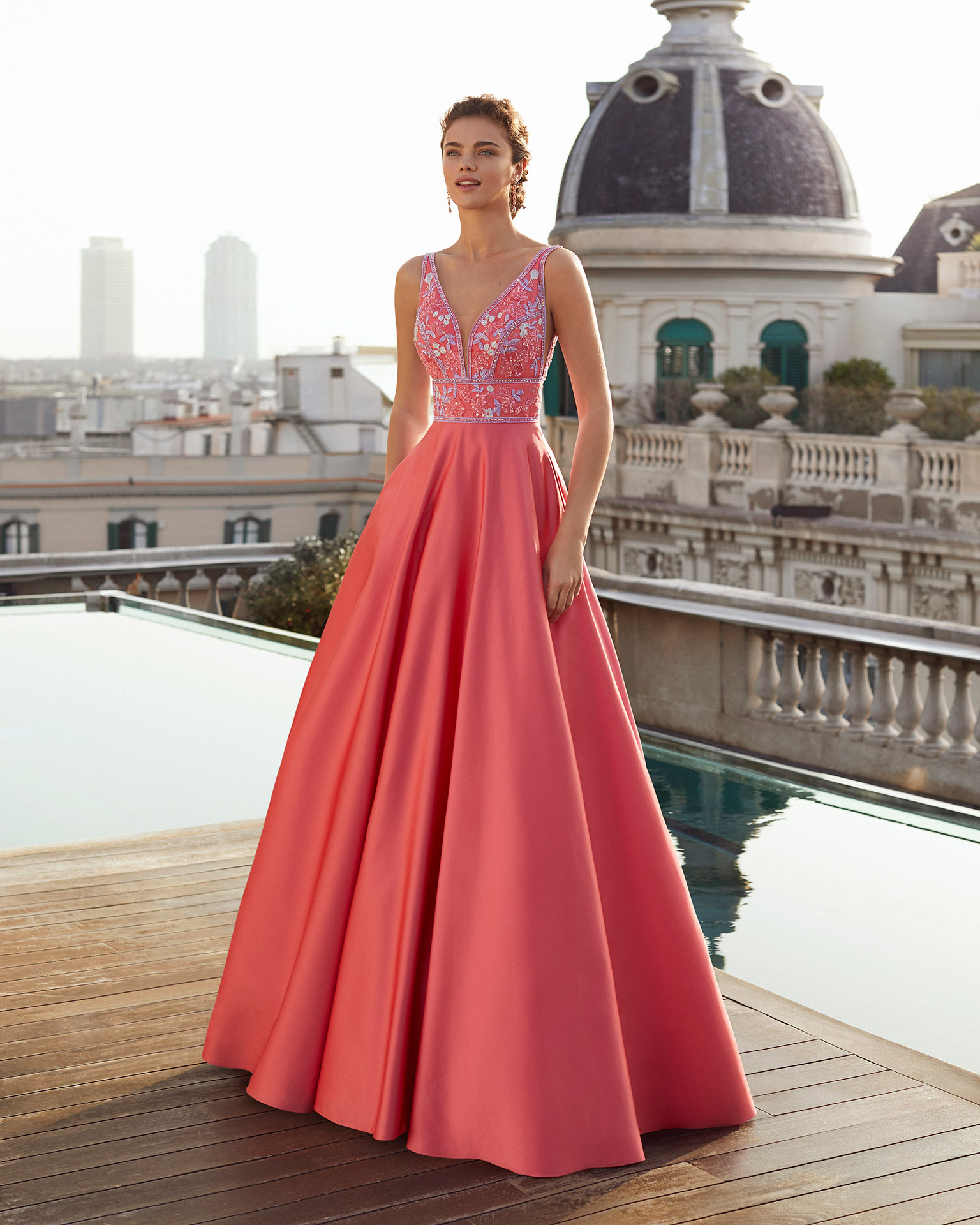 Cocktail dress in satin with bodice in beaded lace. Deep-plunge V-neckline and V-back with triangle of nude tulle. With shawl. 2021 MARFIL BARCELONA Collection.