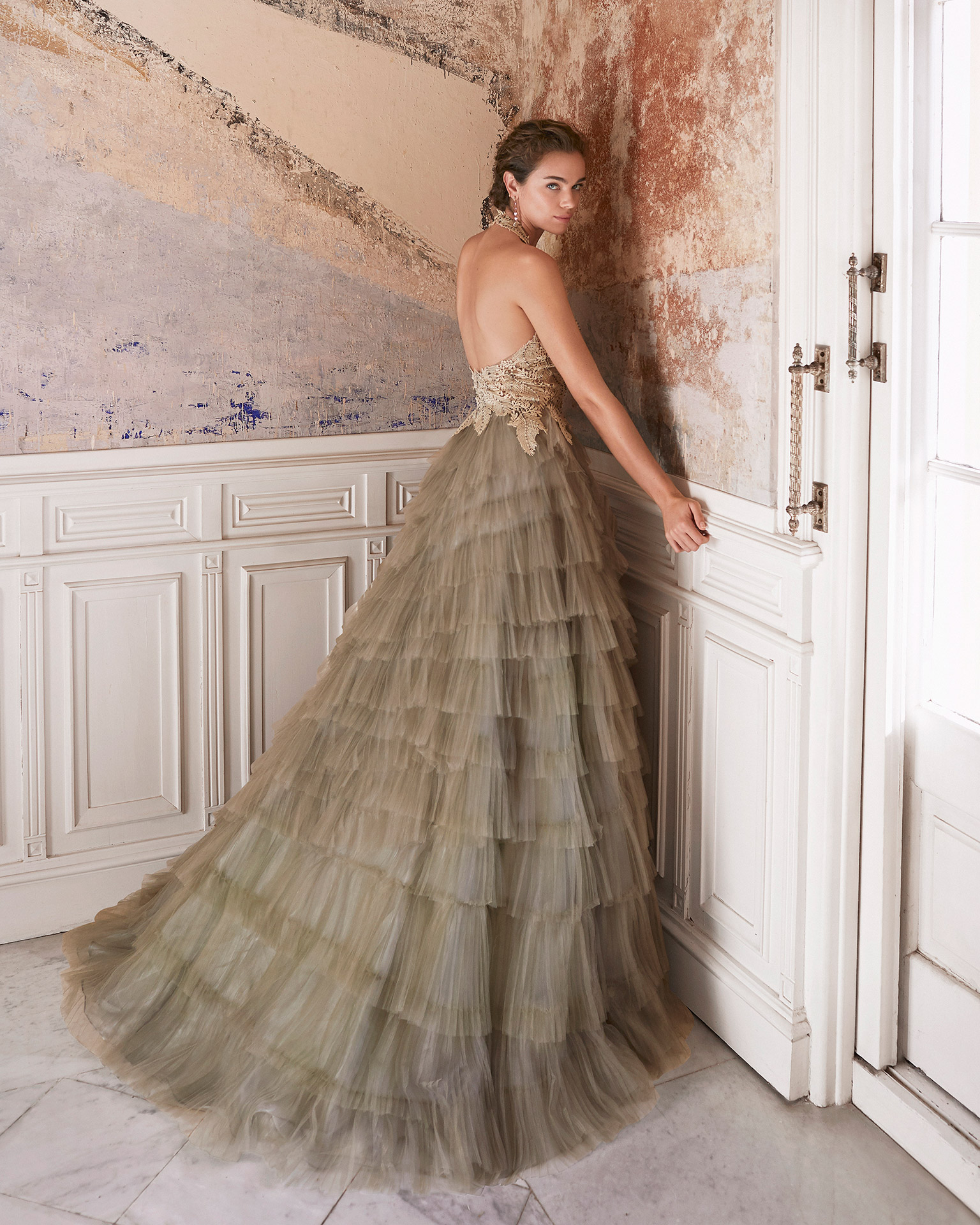 Cocktail dress in tulle with lace bodice. Deep-plunge V-neckline and low back. With shawl. 2021 MARFIL BARCELONA Collection.