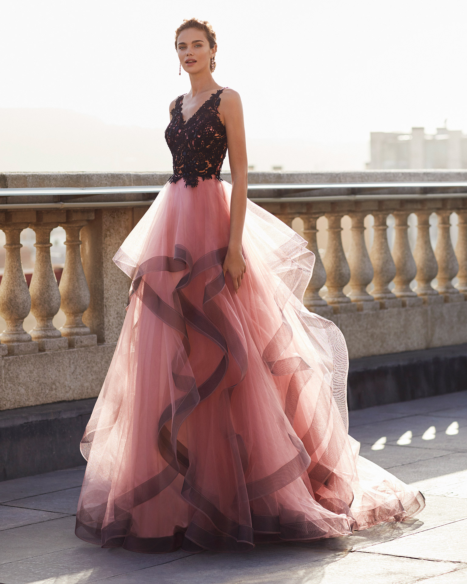 Cocktail dress in tulle with beaded lace bodice. V-neckline and closed back. With shawl. 2021 MARFIL BARCELONA Collection.