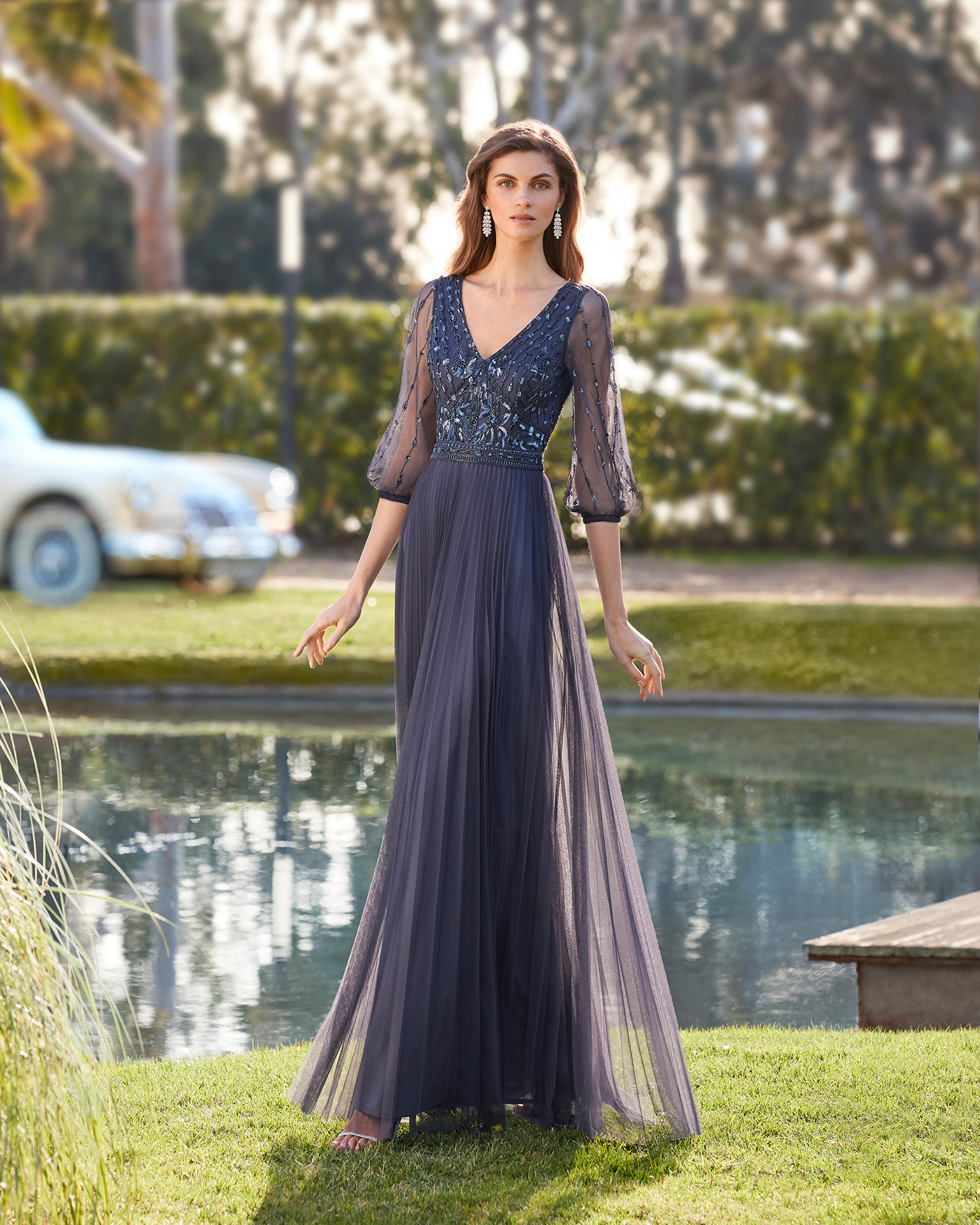 Cocktail dress and shawl in beaded tulle. V-neckline, closed back and three-quarter sleeves. 2022 COUTURE_CLUB Collection.